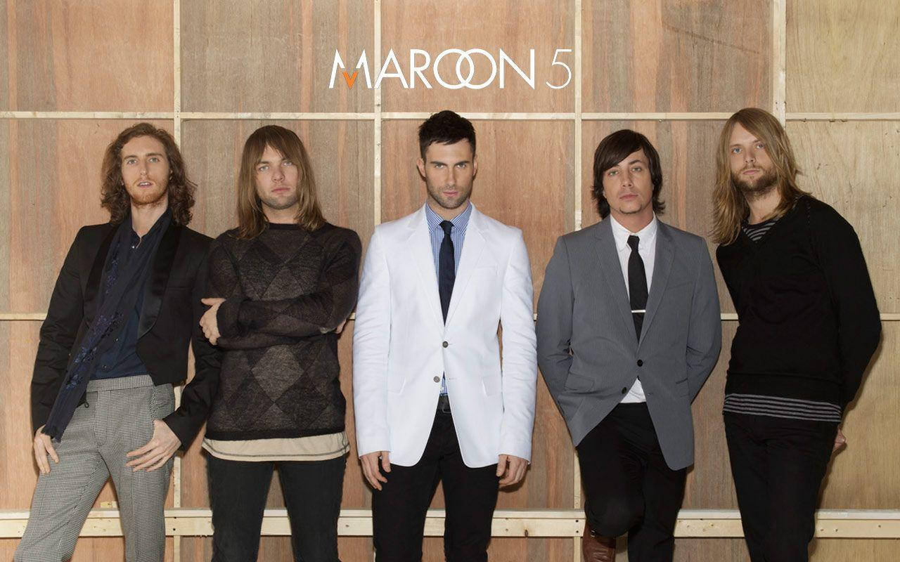 標誌 桌布 壁紙 — Maroon 5 的五位男士自信地在木鑲板牆前擺姿勢，樂隊名字以白色字體顯示在他們上方。