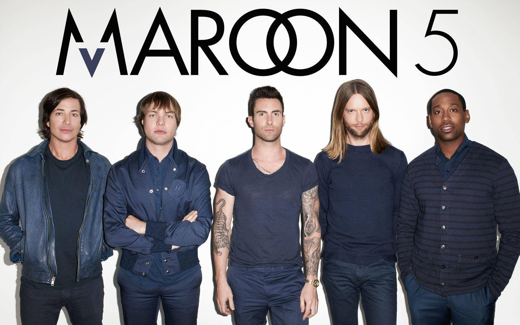 標誌 桌布 壁紙 — Maroon 5 的五位男士身穿海軍藍服裝，在純白背景前自信地擺姿勢，上方有他們的樂隊標誌。