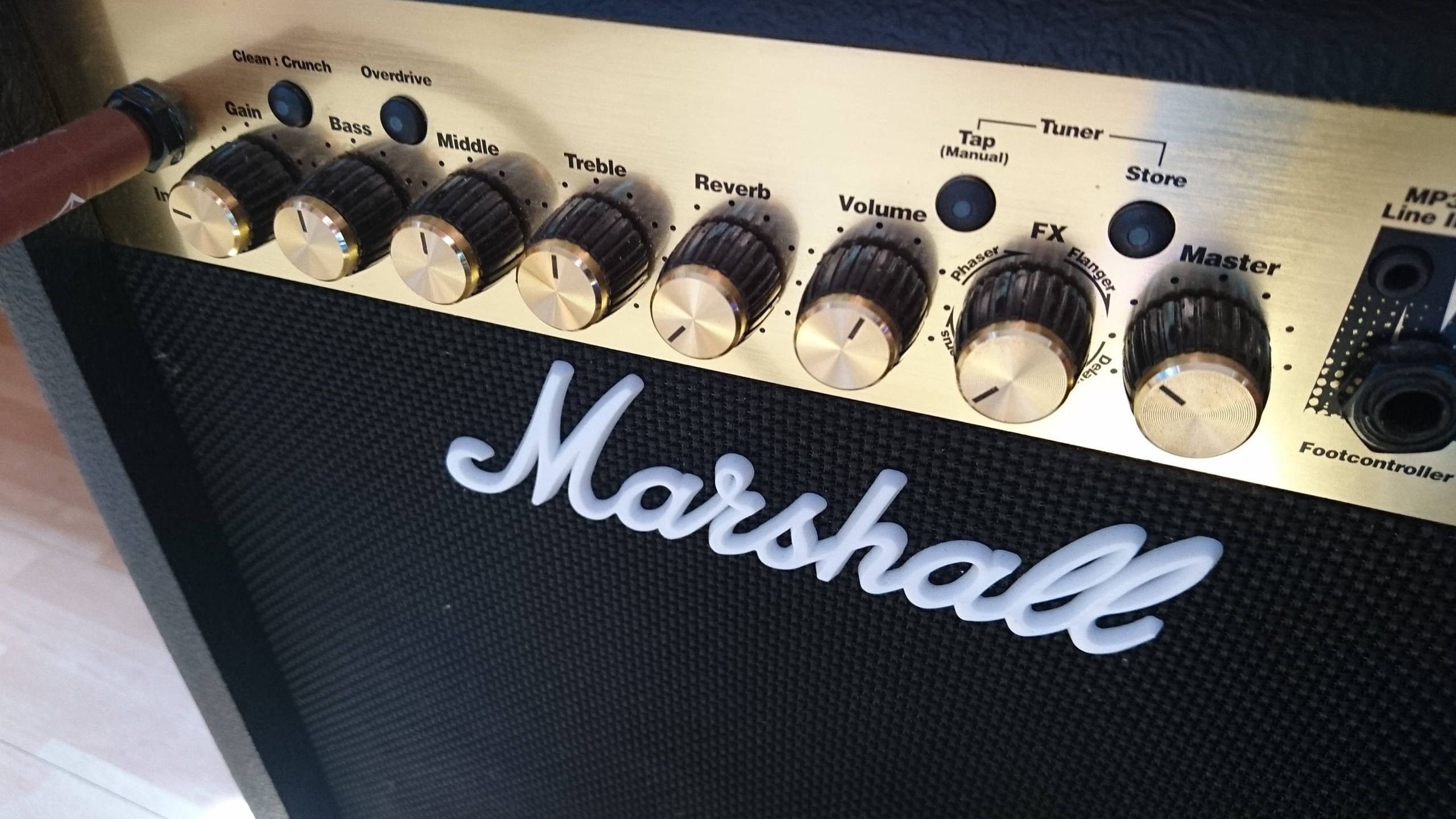 Marshall 桌布 壁紙 — Marshall 吉他音箱特寫，黑色網布上有旋鈕和標誌。
