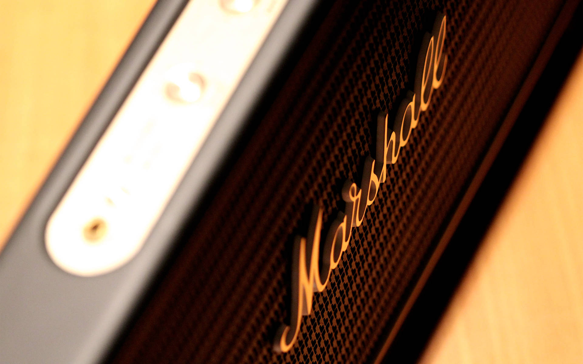 Marshall 桌布 壁紙 — Marshall喇叭特寫，金色標誌和控制旋鈕，背景為溫暖的木質。