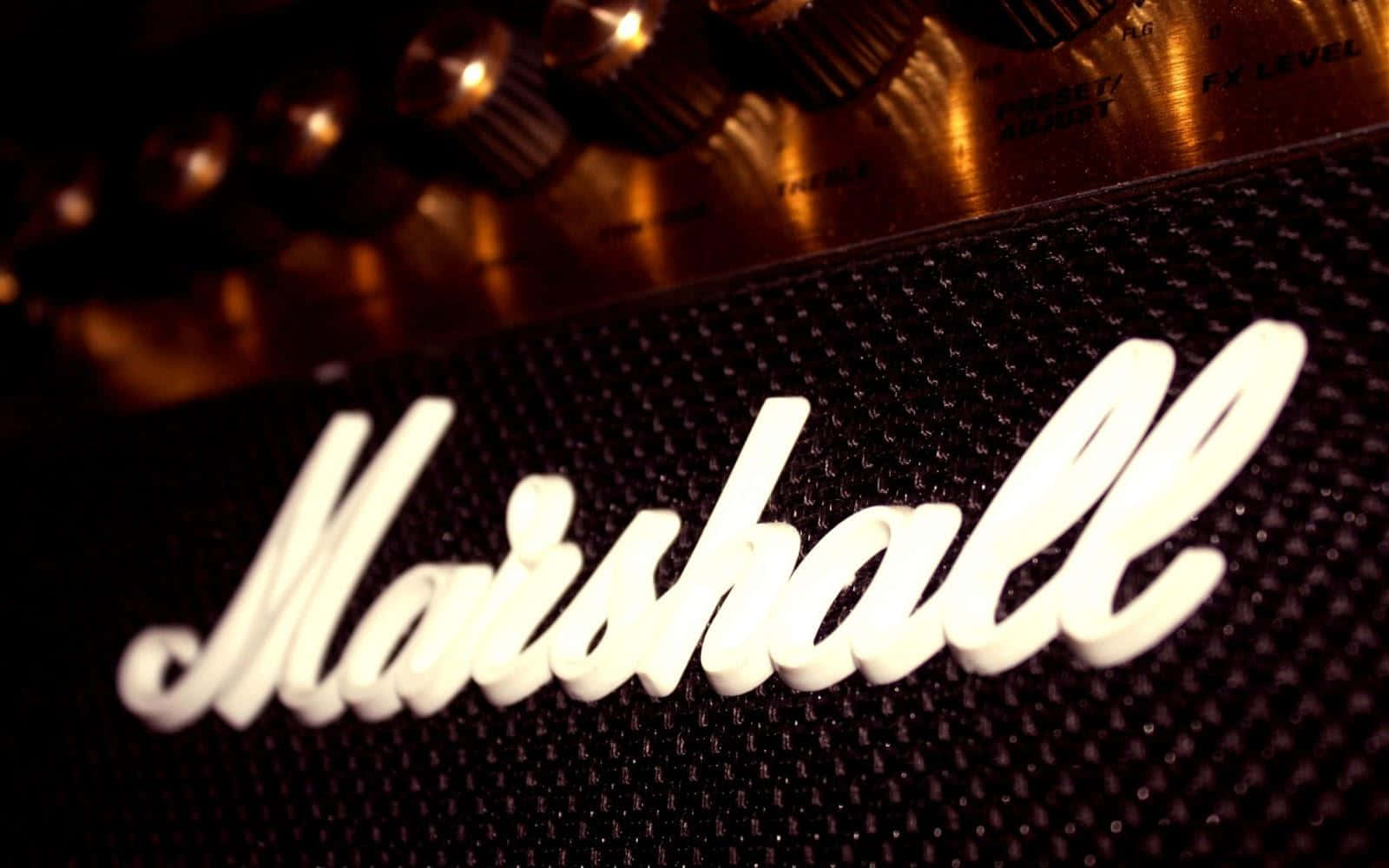 Marshall 桌布 壁紙 — Marshall擴音器標誌特寫，白色發光，襯托黑色穿孔網格，金色旋鈕柔和焦點。