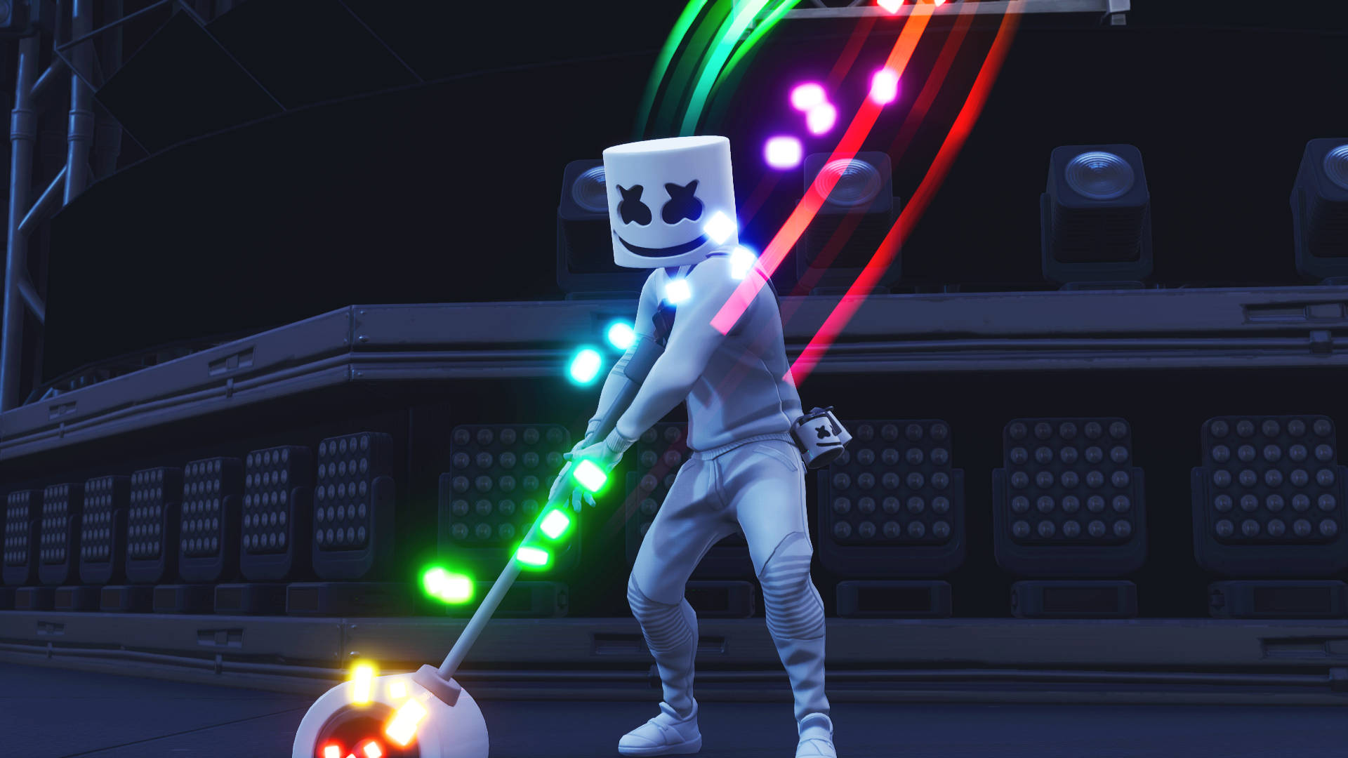 Marshmallow Dj 桌布 壁紙 — Marshmello 身穿白色西裝和頭盔，在黑暗的舞台上，在霓虹燈下揮舞著發光的綠色指揮棒跳舞。