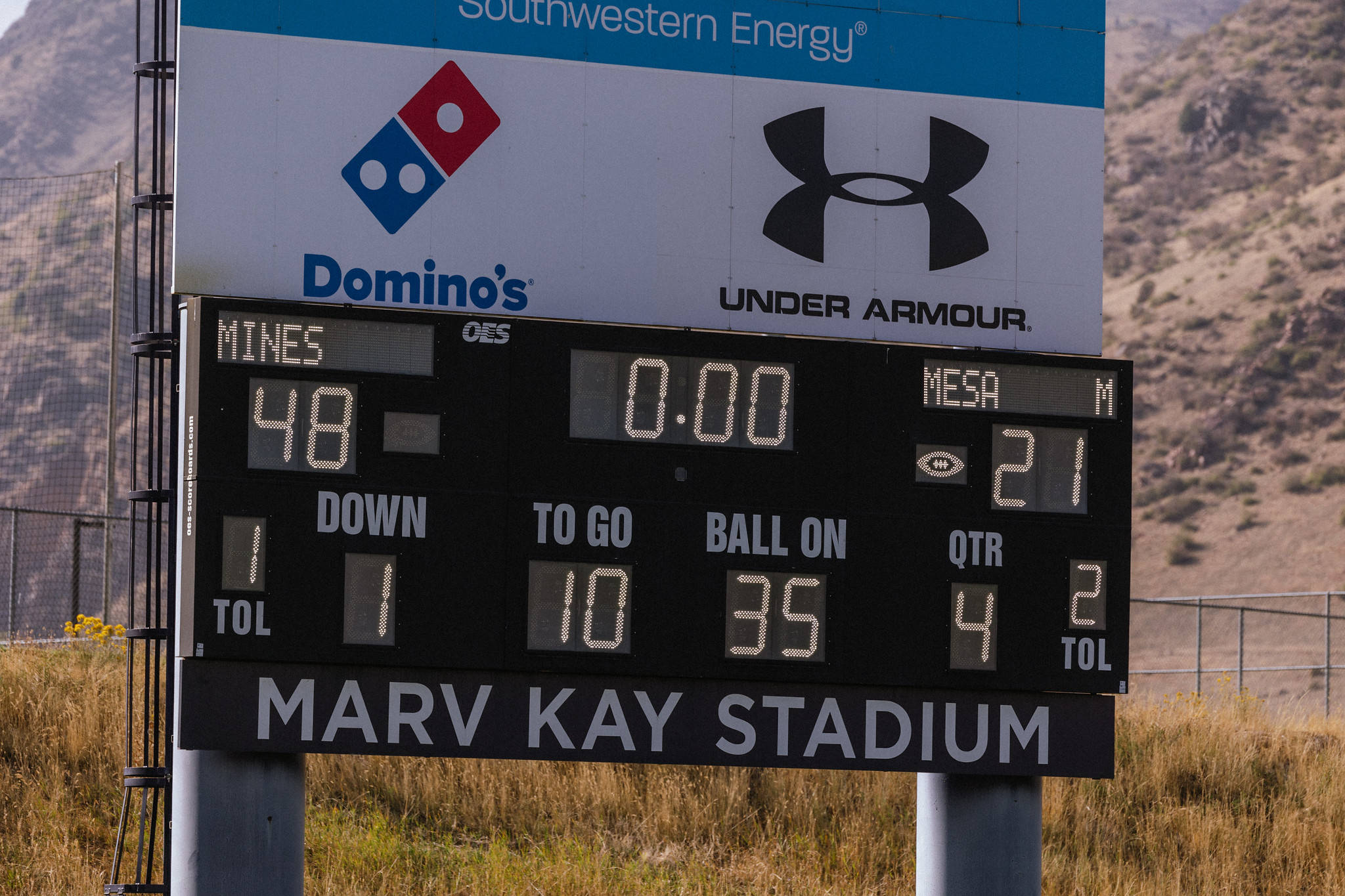 運動 桌布 壁紙 — Marv Kay 體育館美式足球計分板特寫，顯示 Mines 48 Mesa 21，比賽時鐘為 0.00。