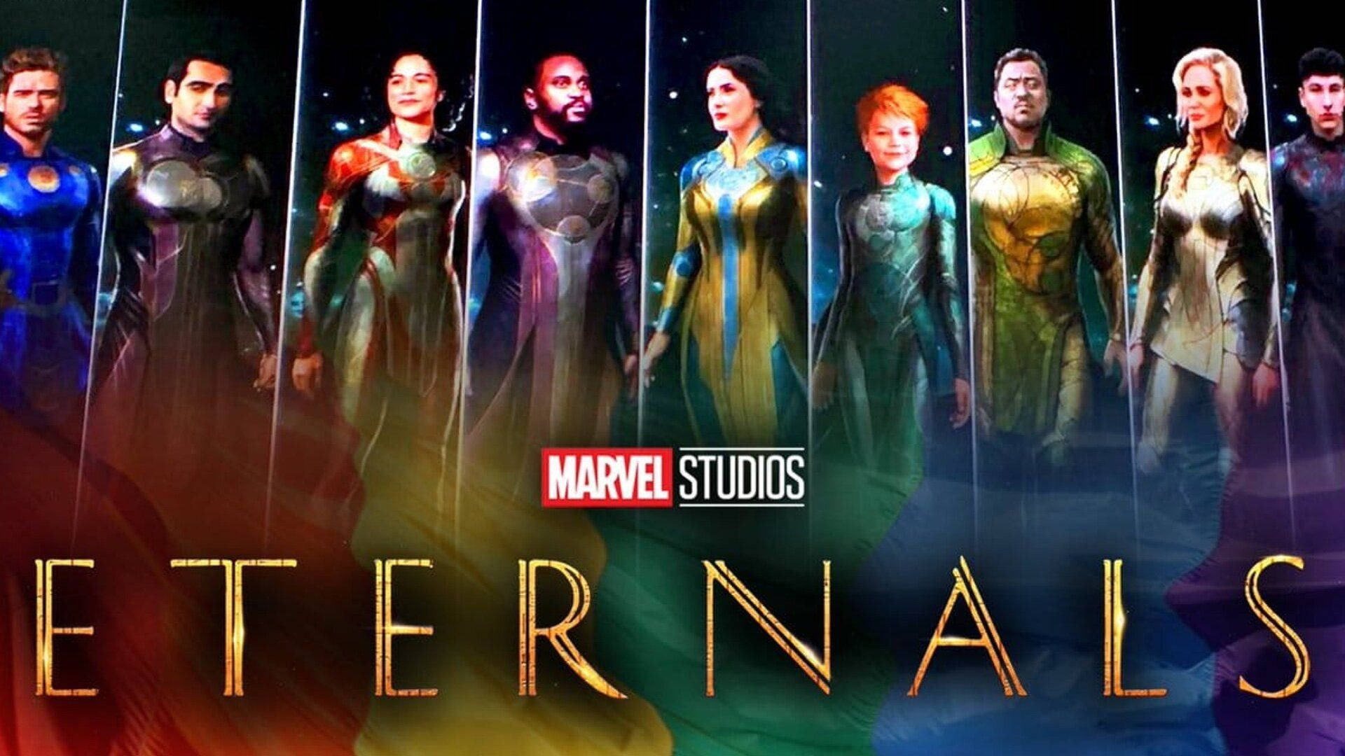 Eternals 桌布 壁紙 — Marvel Studios《永恆族》海報，八位宇宙英雄身穿發光金屬戰衣，在星空宇宙背景下排成一排。
