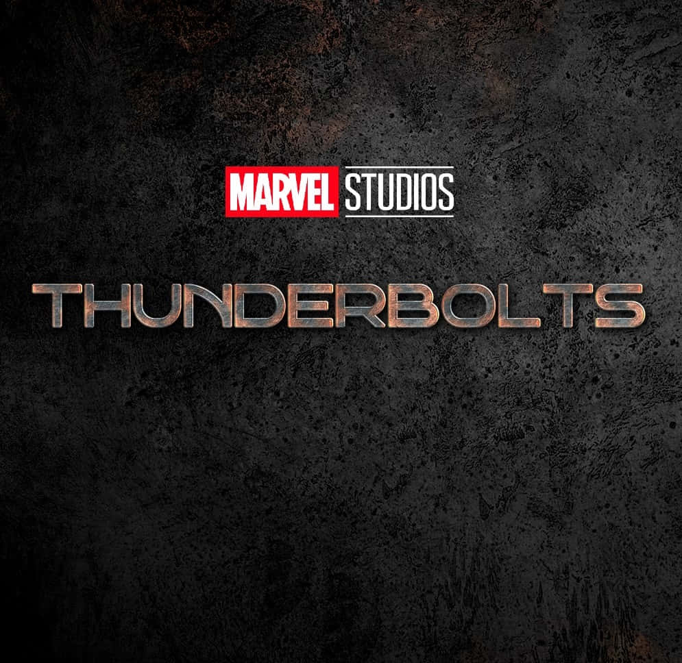 Thunderbolts 桌布 壁紙 — Marvel Studios《雷霆特攻隊》標誌以金屬字體呈現，背景為深色紋理。