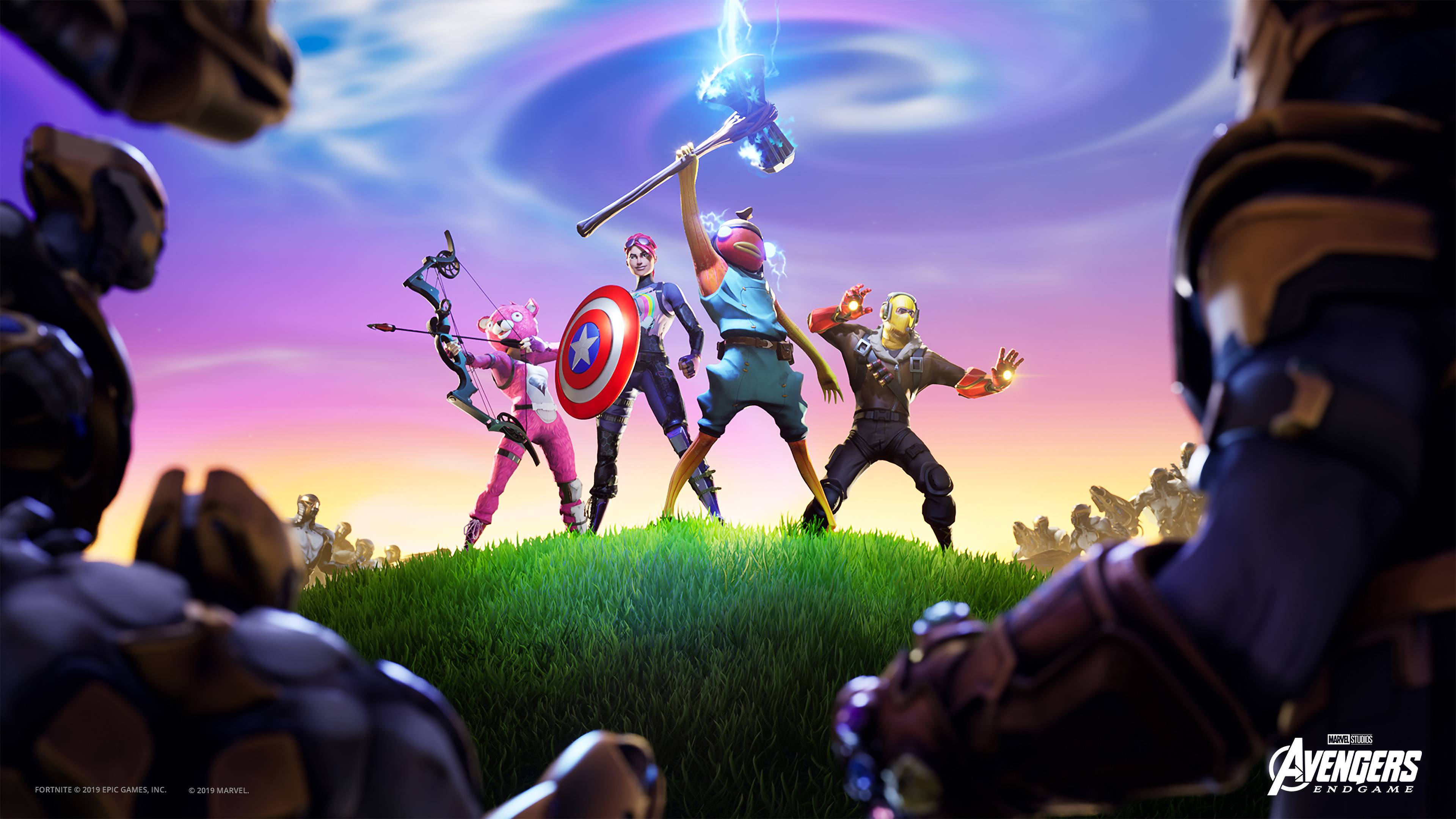 Fishstick 桌布 壁紙 — Marvel 復仇者聯盟角色在日落時分英勇地站在長滿草的山丘上，揮舞著發光的武器對抗旋轉的紫色天空。