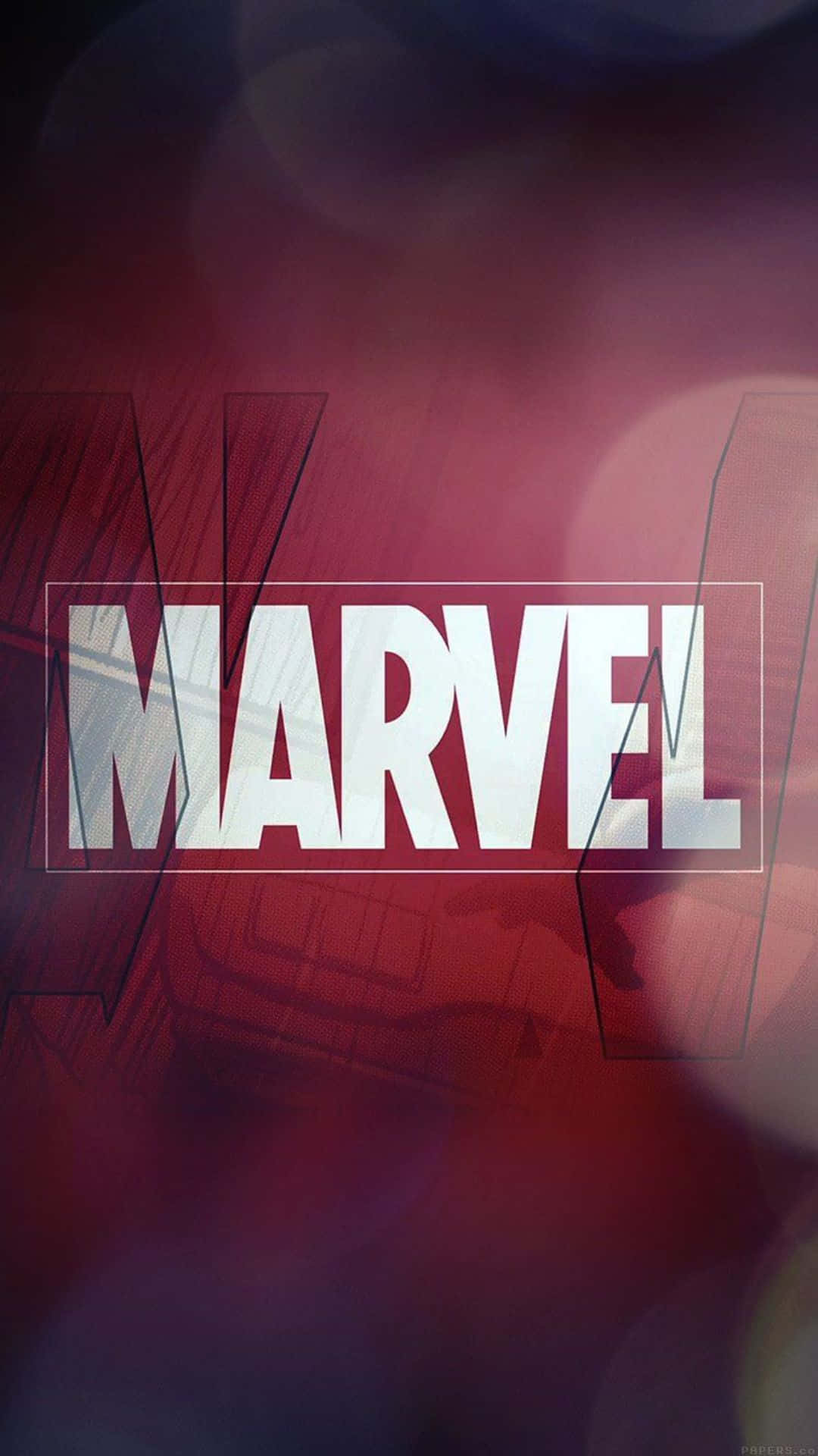 復仇者聯盟 桌布 壁紙 — Marvel 標誌以粗體白色在模糊的紅色和紫色背景上發光，並帶有抽象漫畫線條。