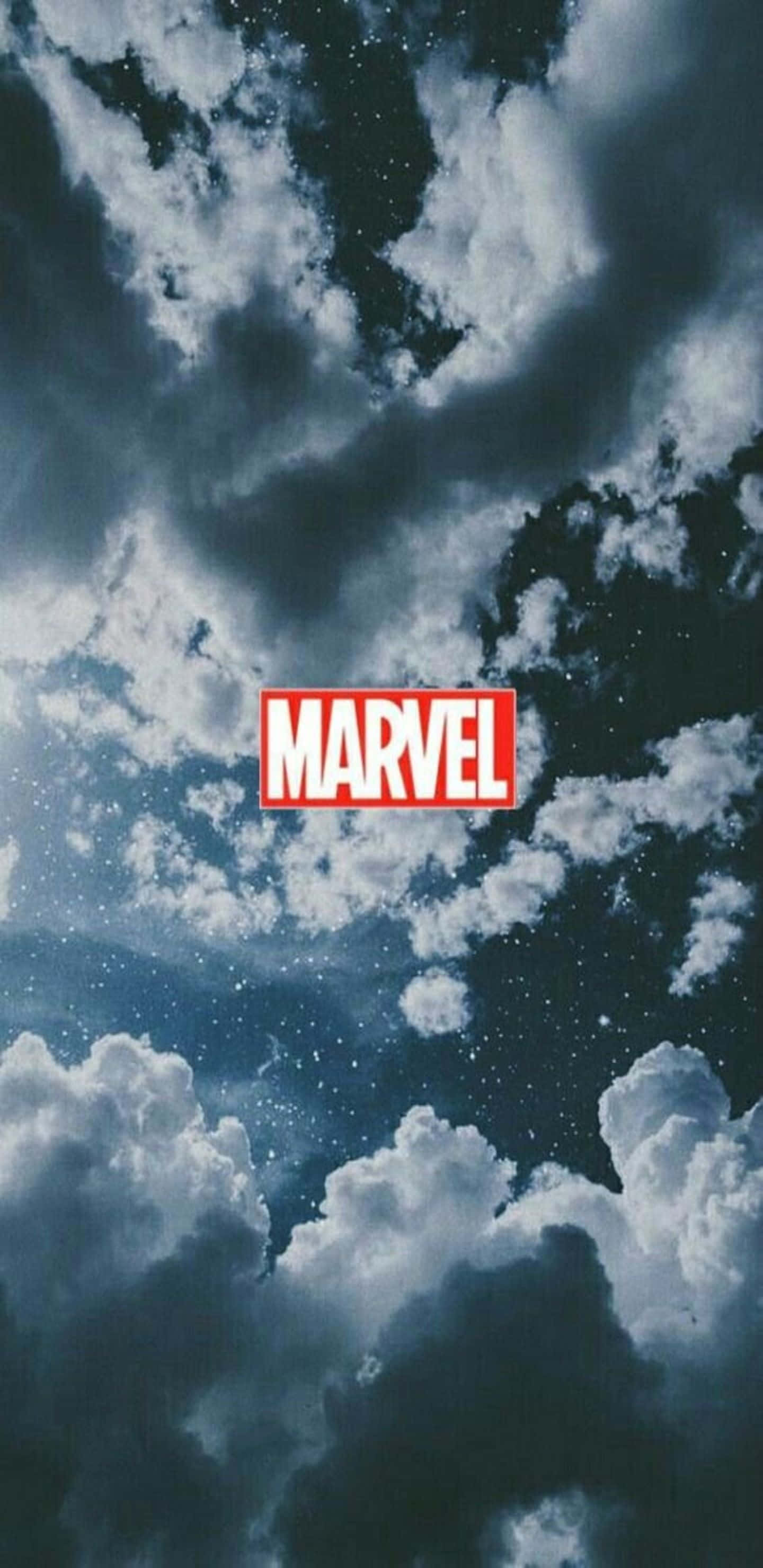 漫威 桌布 壁紙 — Marvel 標誌在充滿旋轉雲層和閃爍星星的戲劇性天空中發出紅色光芒。