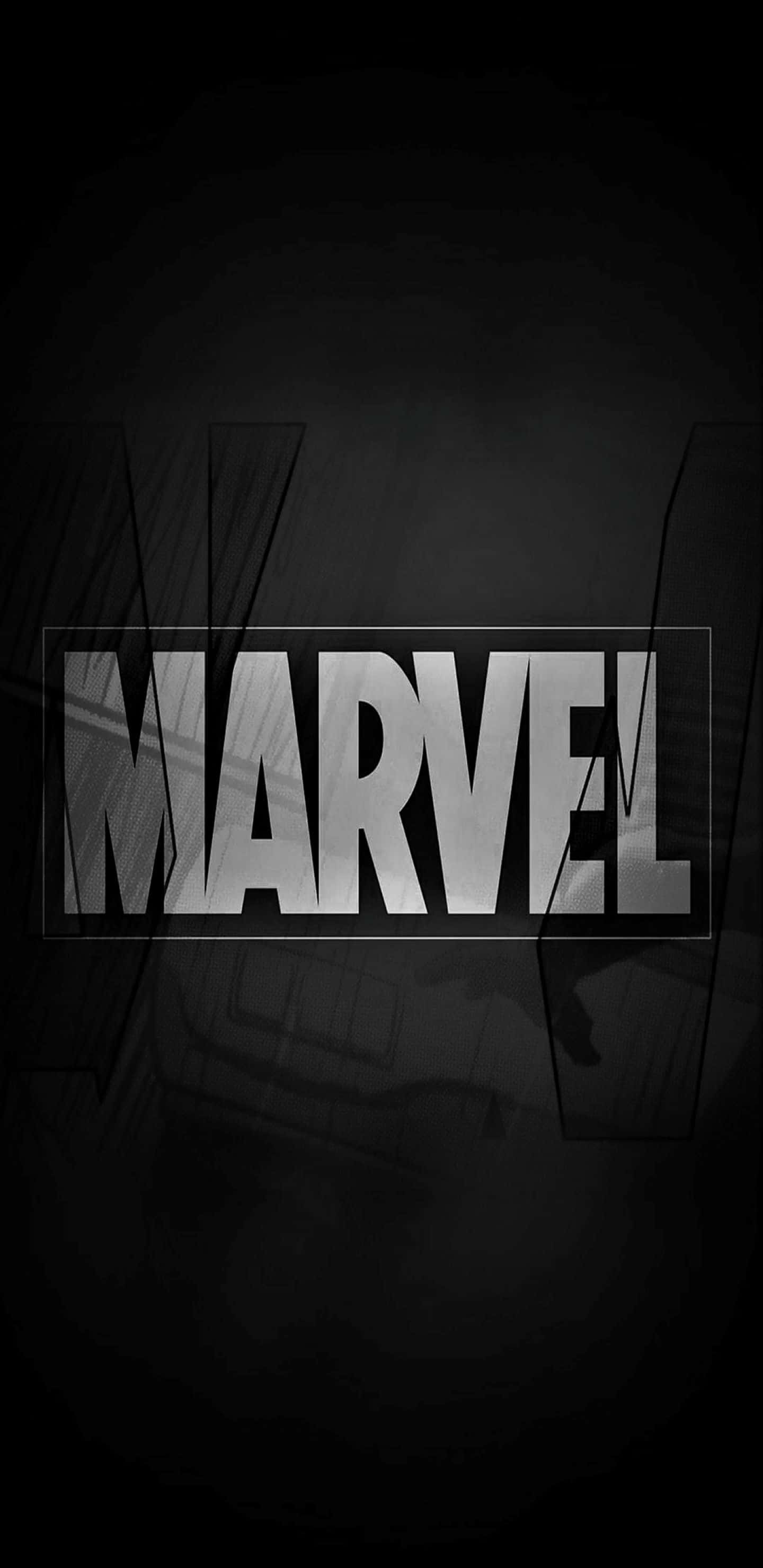漫威 桌布 壁紙 — Marvel 標誌在帶有模糊抽象形狀的深色紋理背景上閃耀著金屬銀色。