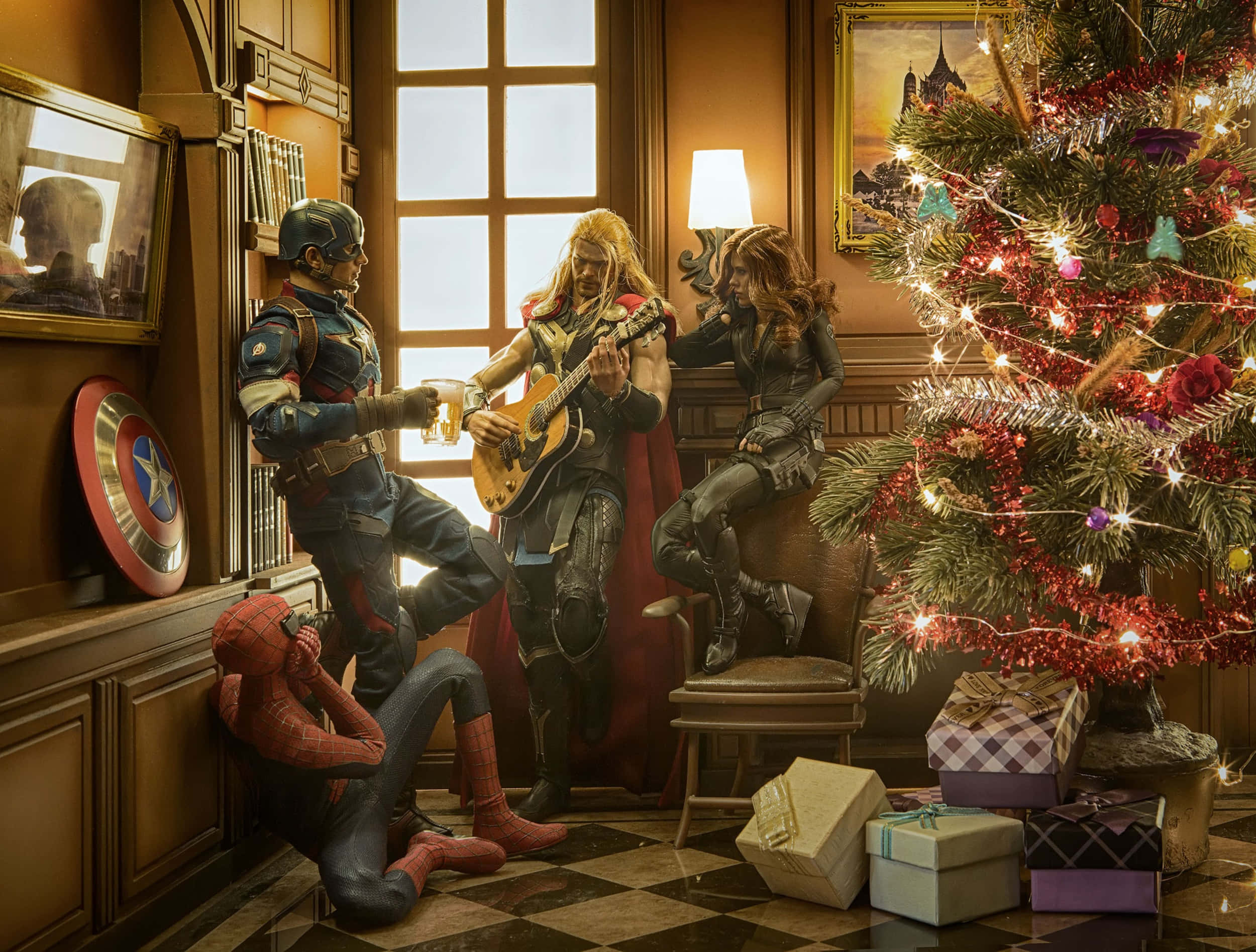 聖誕樹動畫 桌布 壁紙 — Marvel 英雄們聚集在溫暖明亮的房間裡，圍繞著裝飾好的聖誕樹，伴隨著禮物和節日燈光慶祝聖誕節。
