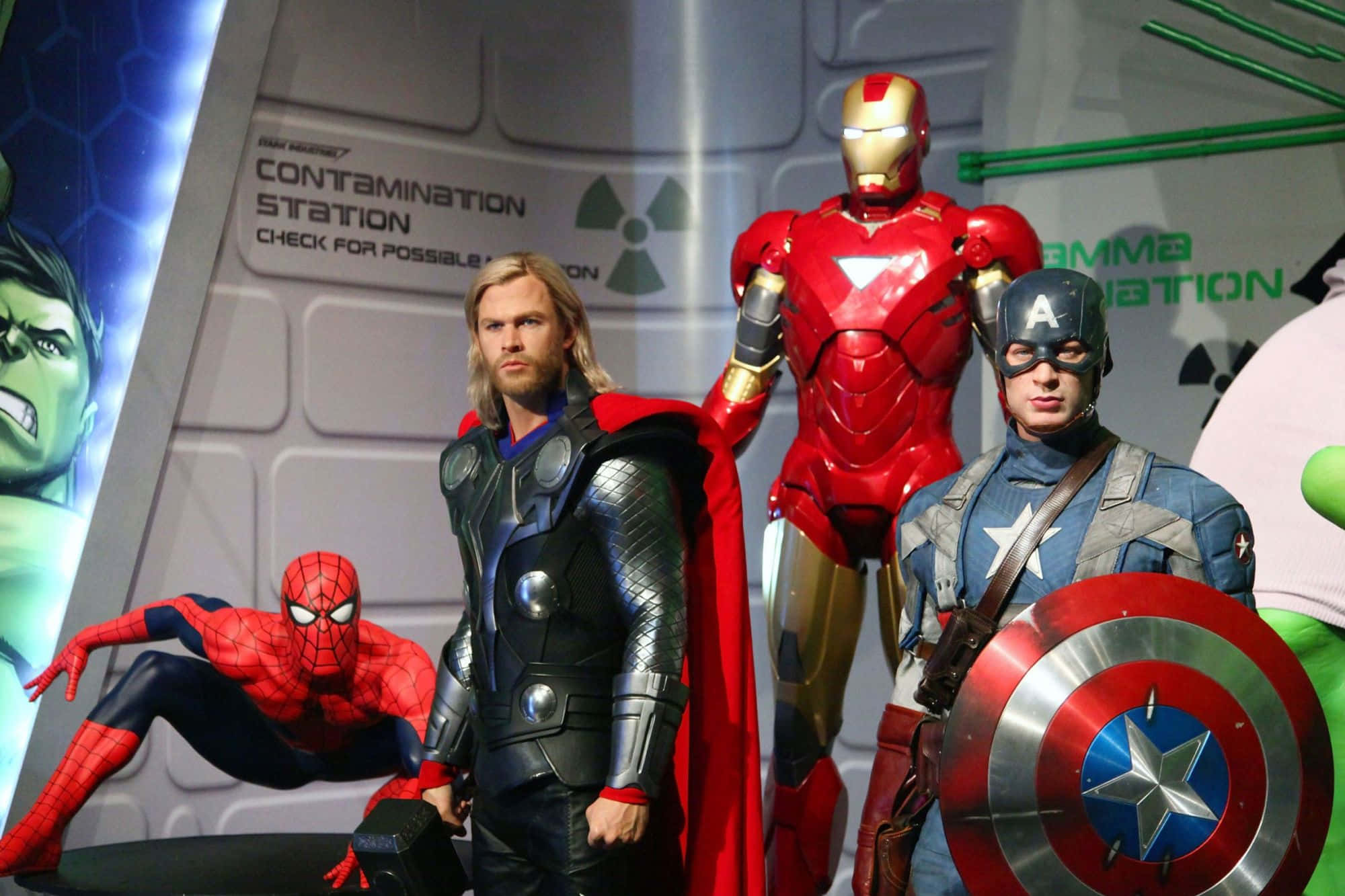 超級英雄 桌布 壁紙 — Marvel 超級英雄 Thor、Iron Man 和 Captain America 與 Spider-Man 一起站在科幻主題展示中。