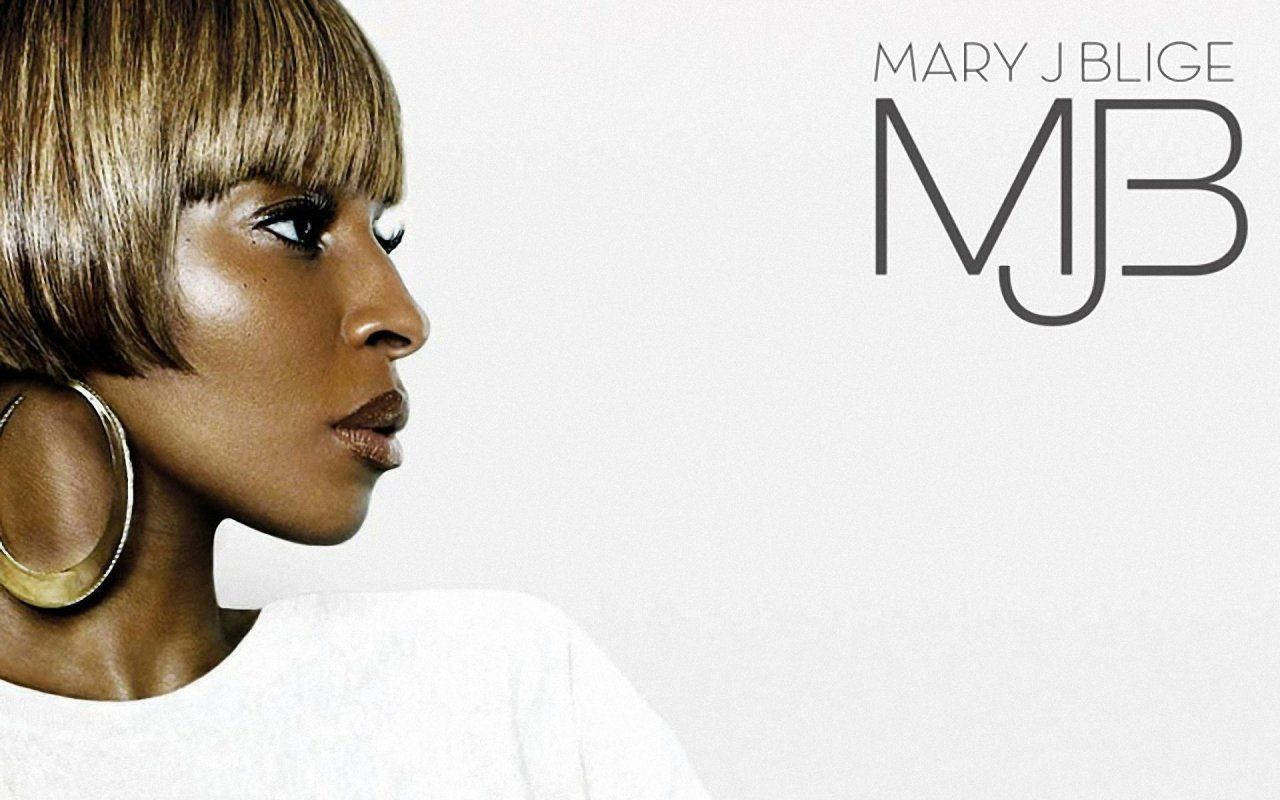 音樂 桌布 壁紙 — Mary J Blige 側面輪廓，戴著大膽的圓環耳環，背景為簡約白色。