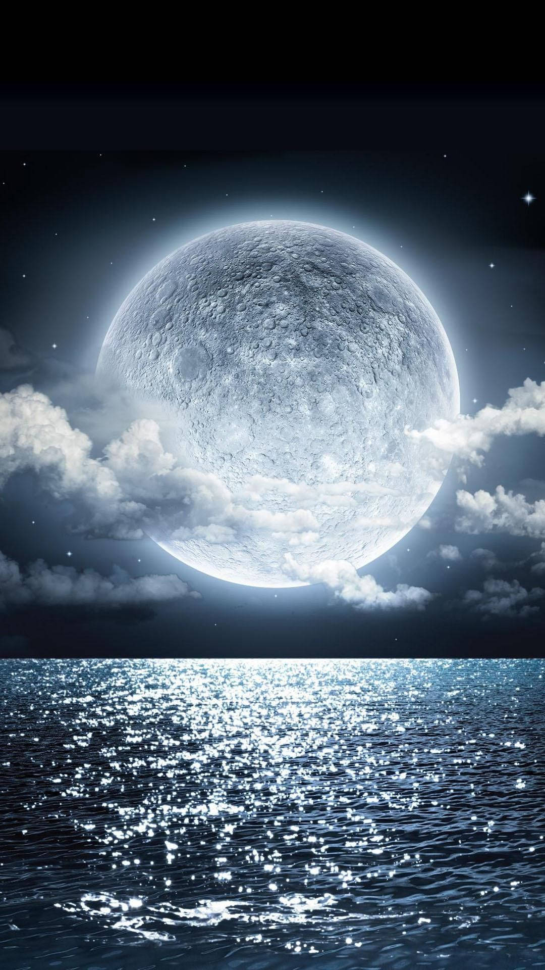 月光在星空下反射在海洋波浪上，伴隨著飄動的雲朵。 — 夜空 壁紙