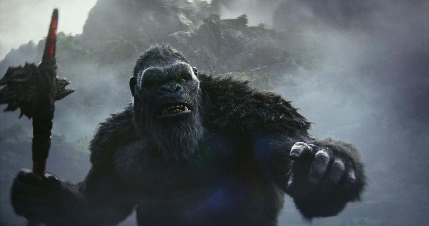 Godzilla X Kong The New Empire 桌布 壁紙 — 一隻擁有發光藍色胸膛的巨大猩猩，在迷霧籠罩的山地叢林中揮舞著帶刺的狼牙棒。
