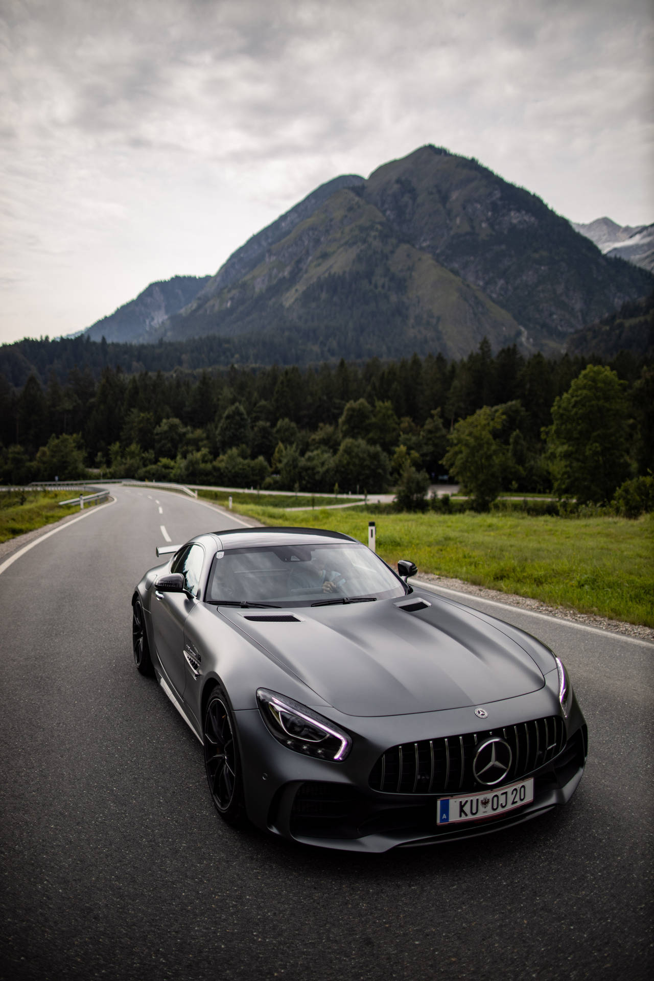 消光灰色跑車在山路上，有森林和山峰 — Amg Gt R 壁紙