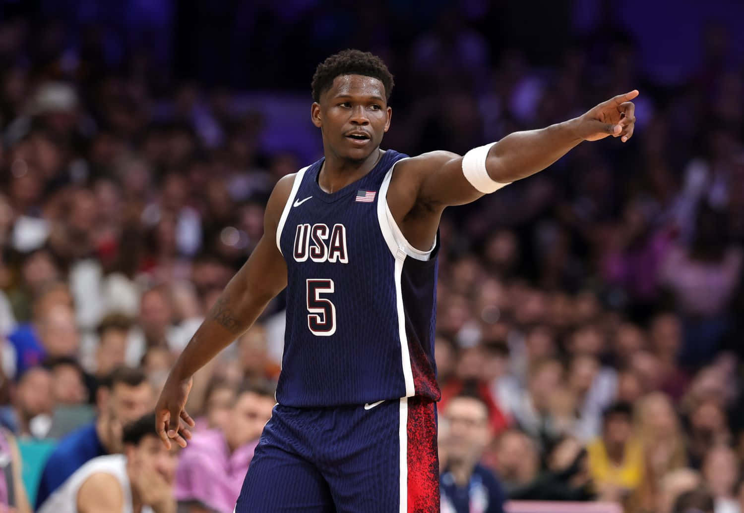 美國籃球運動員5號在比賽中指向觀眾背景。 — NBA 壁紙
