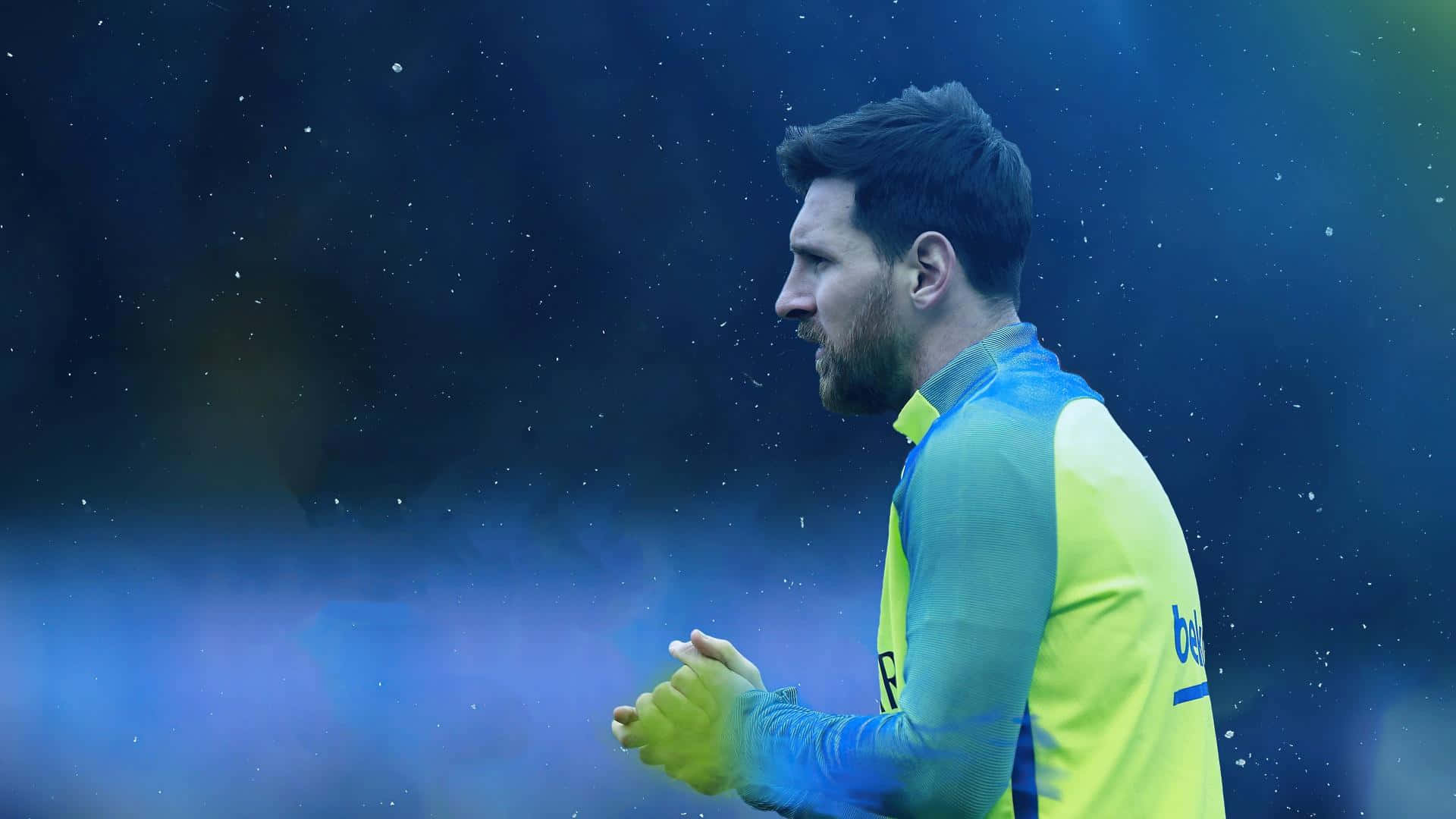 Messi 2022 桌布 壁紙 — 梅西身穿亮黃色訓練球衣，側身站在繁星點點的藍色夜空下，周圍有霧狀粒子飄浮。