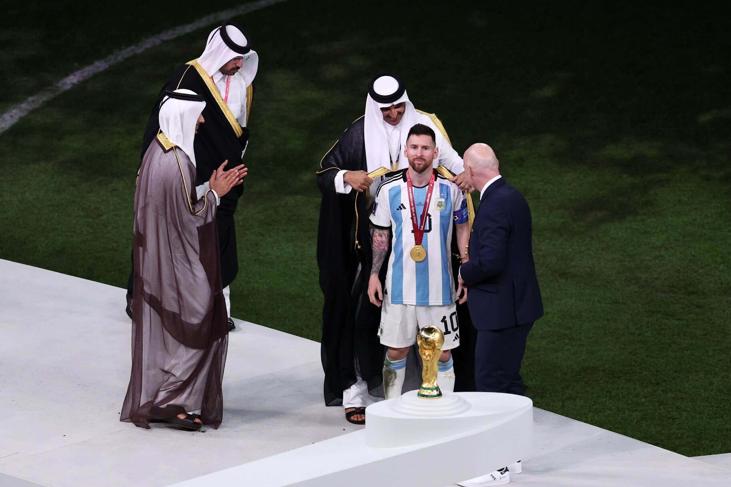 Messi Shirt 桌布 壁紙 — 梅西身穿阿根廷球衣站在頒獎台上，從政要手中接受金牌和獎盃。