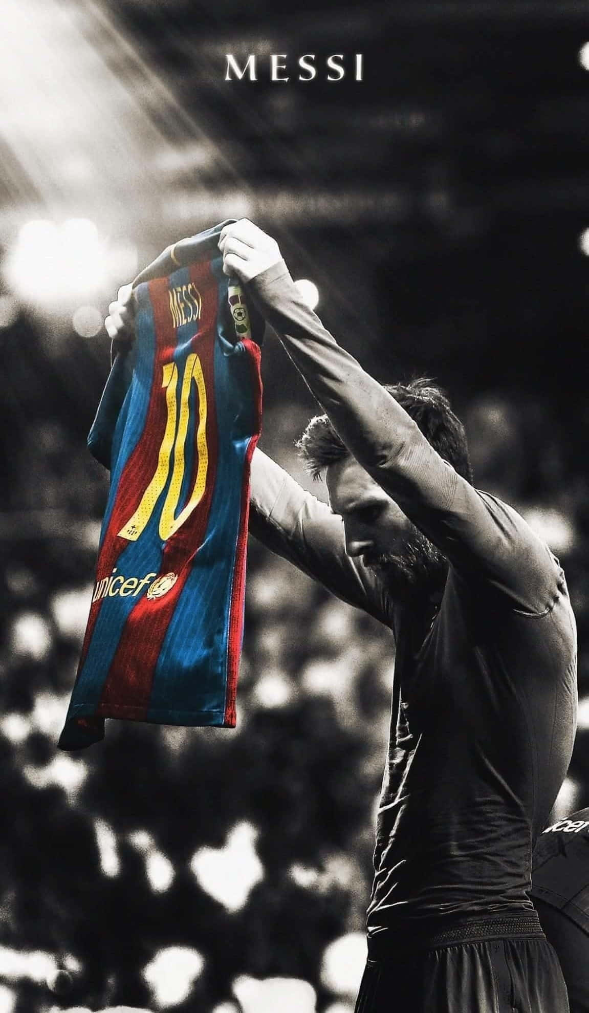 Messi 2022 桌布 壁紙 — 梅西在球場燈光下，以戲劇性的聚光燈效果高舉他標誌性的巴塞隆納10號球衣。