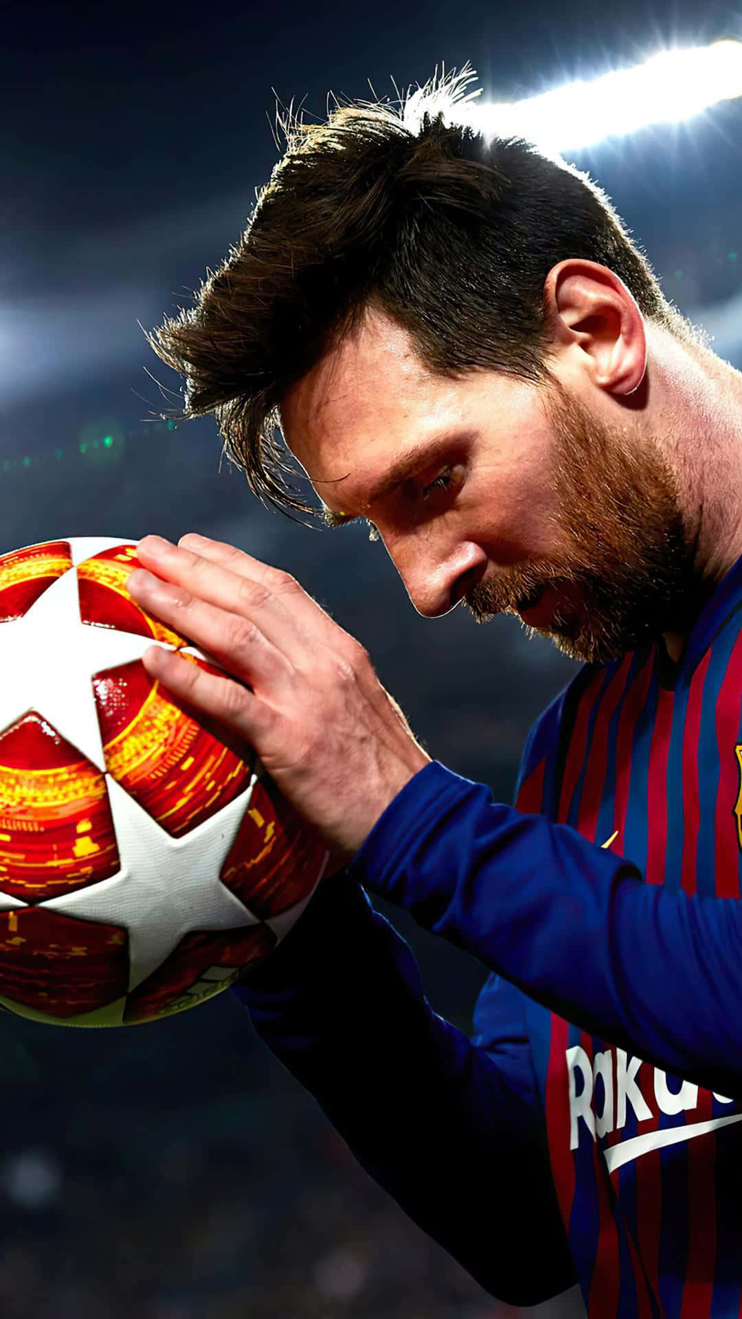 Messi 2022 桌布 壁紙 — 梅西身穿藍紅條紋球衣，在球場燈光下溫柔地懷抱著一個發光的紅白足球。