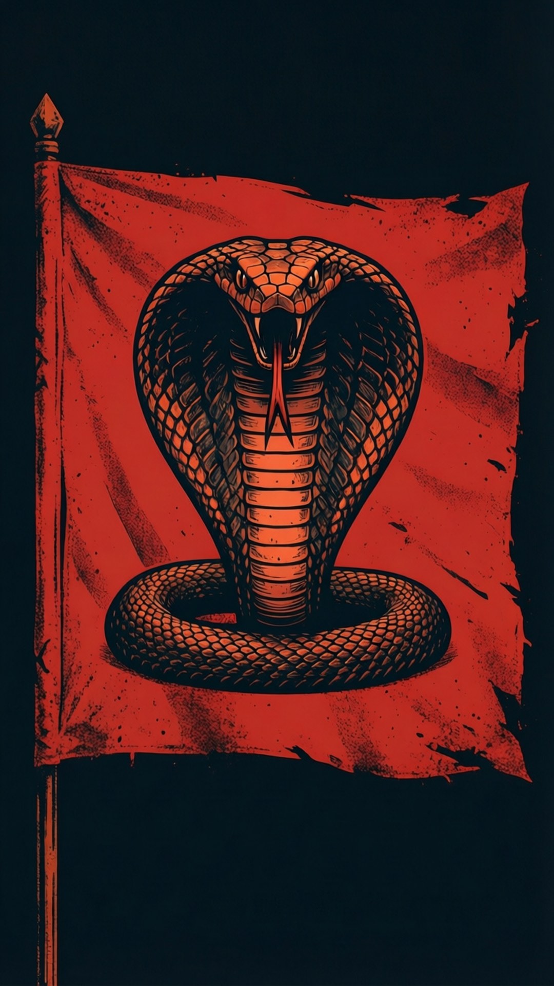 Cobra Grunge Flag 壁紙 — 一條帶有威脅性的眼鏡蛇，張開頸部並露出毒牙，位於破爛的紅旗中央，背景陰暗。