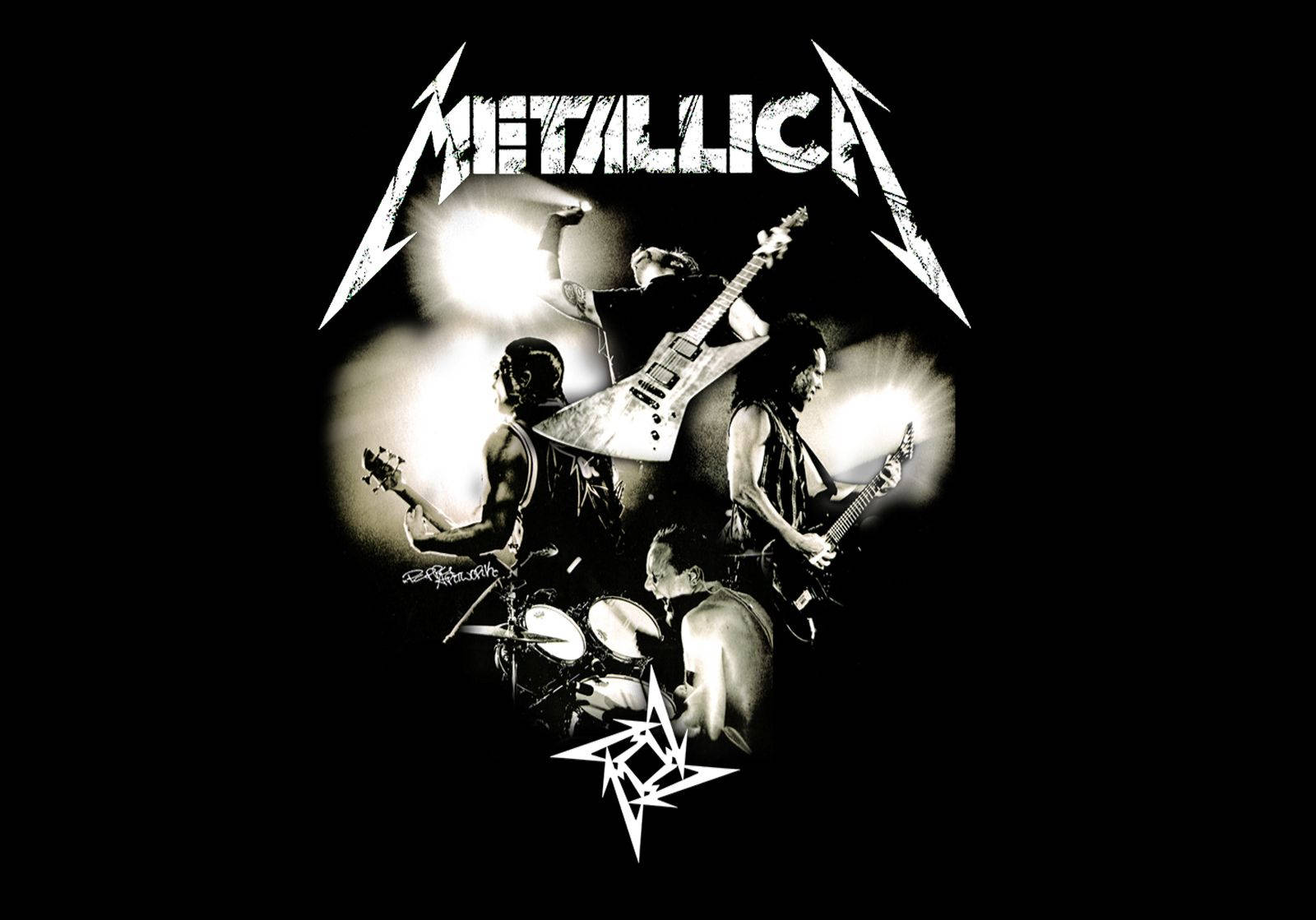 金屬製品樂團 桌布 壁紙 — Metallica 樂團在明亮舞台燈光下表演的黑白照片，帶有標誌和星星符號。