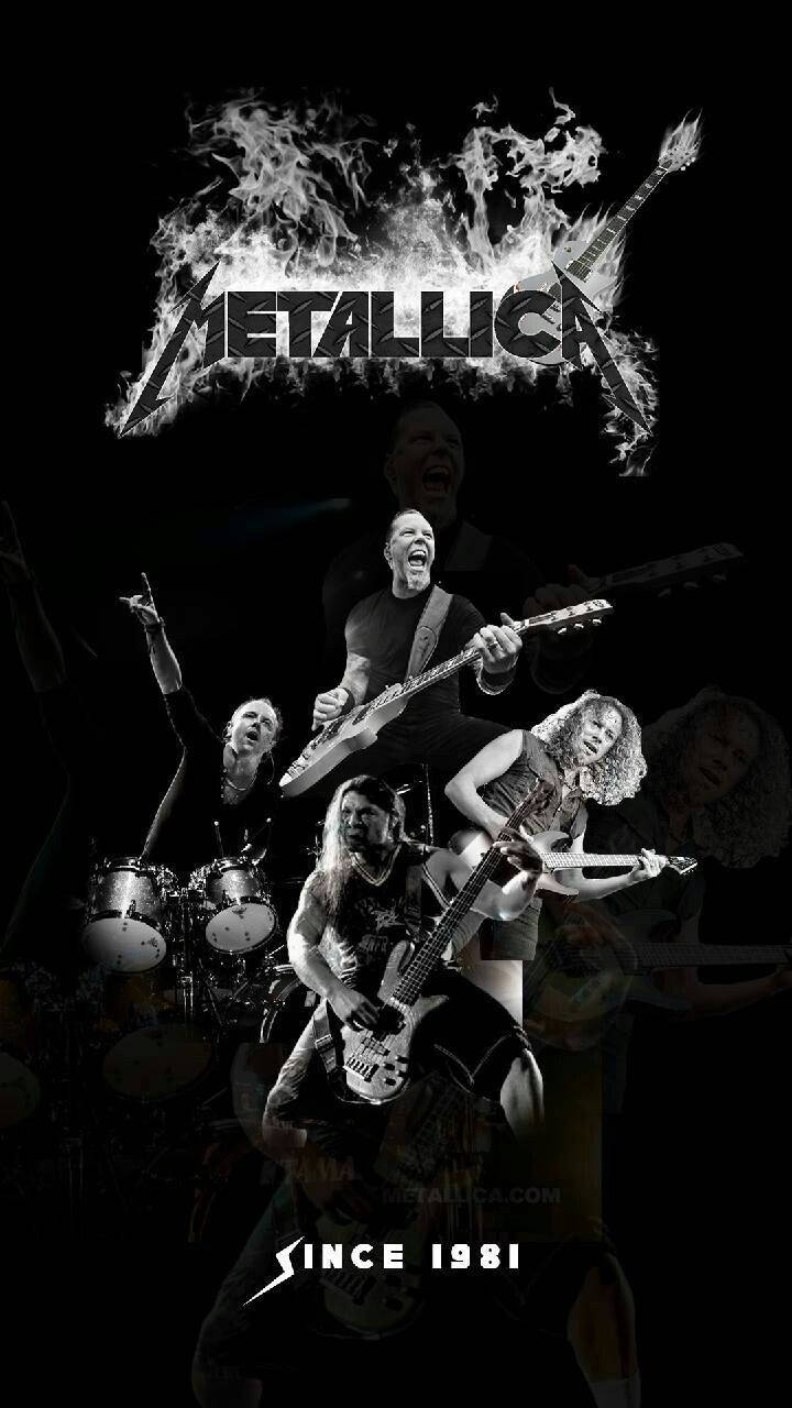 金屬製品樂團 桌布 壁紙 — Metallica 樂團成員以高對比度黑白照片呈現，在火焰標誌下彈奏吉他和打鼓。