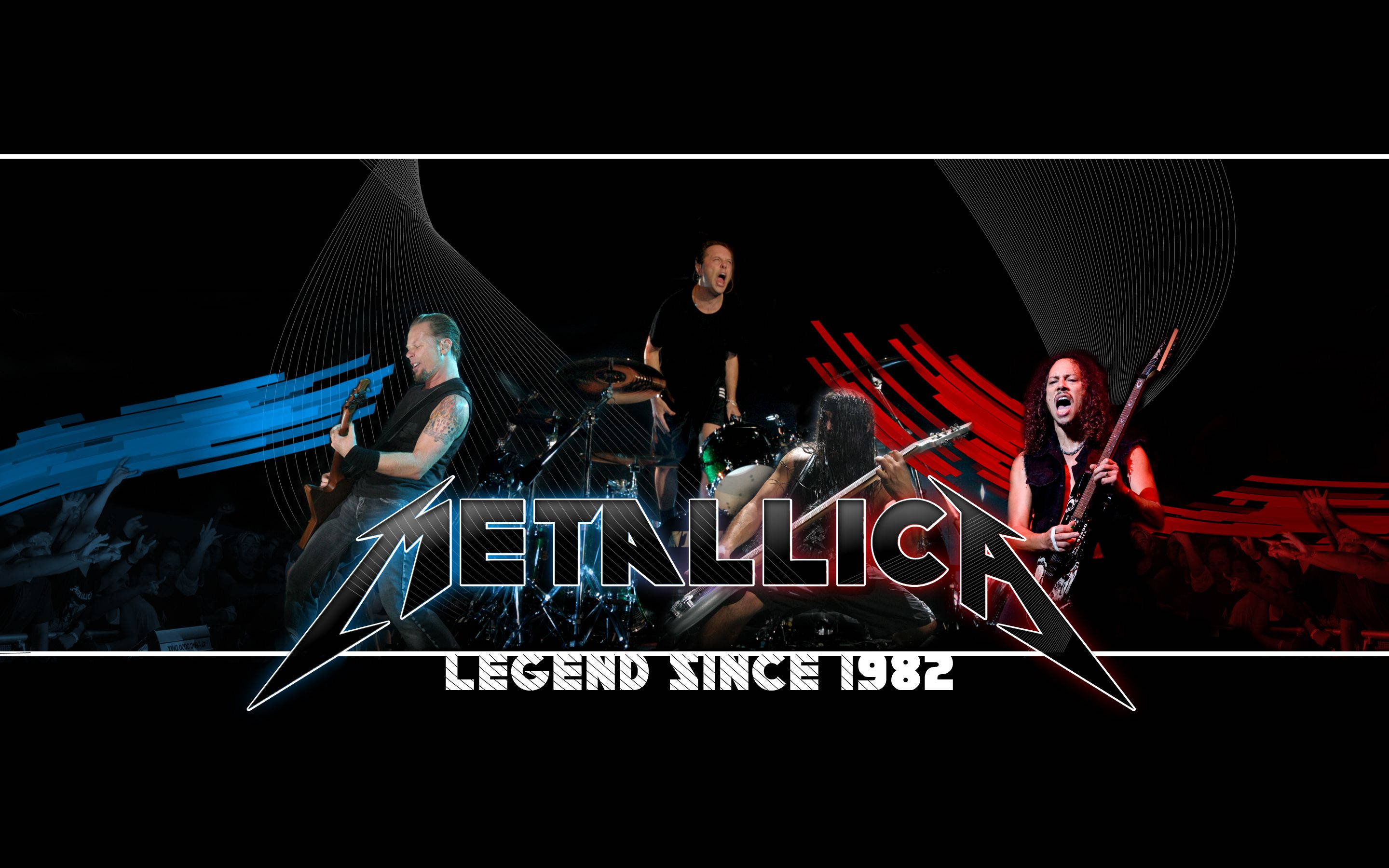 金屬製品樂團 桌布 壁紙 — Metallica 樂團成員在戲劇性的藍色和紅色燈光下充滿活力地表演，其標誌性標誌 prominently 顯示。