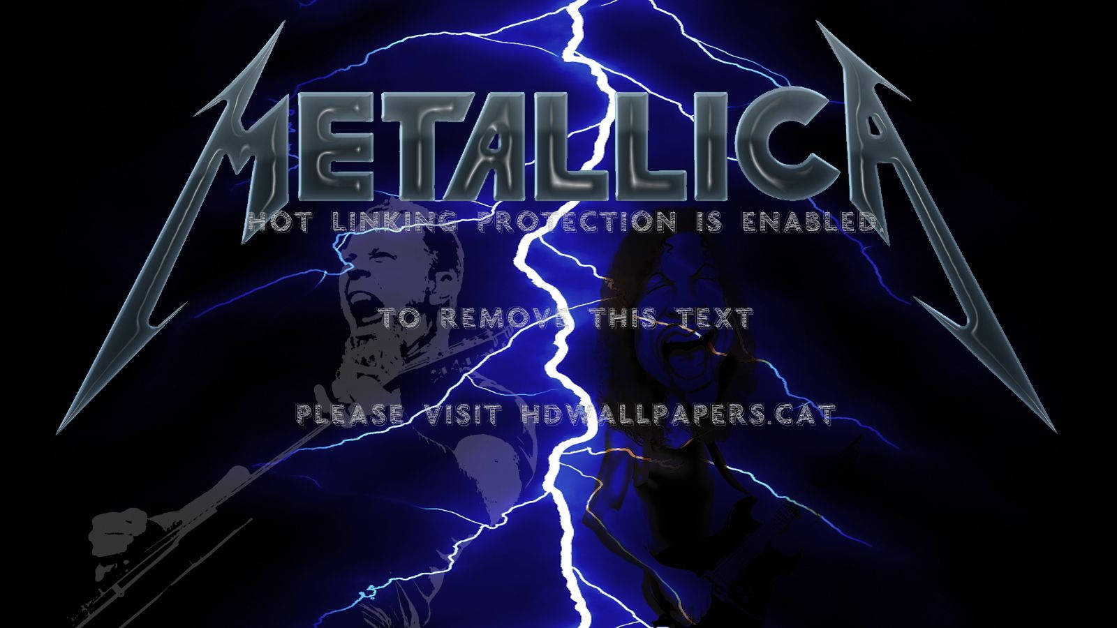金屬製品樂團 桌布 壁紙 — Metallica 標誌，帶有鋸齒狀閃電，將深色背景一分為二，並有模糊的樂隊成員剪影。