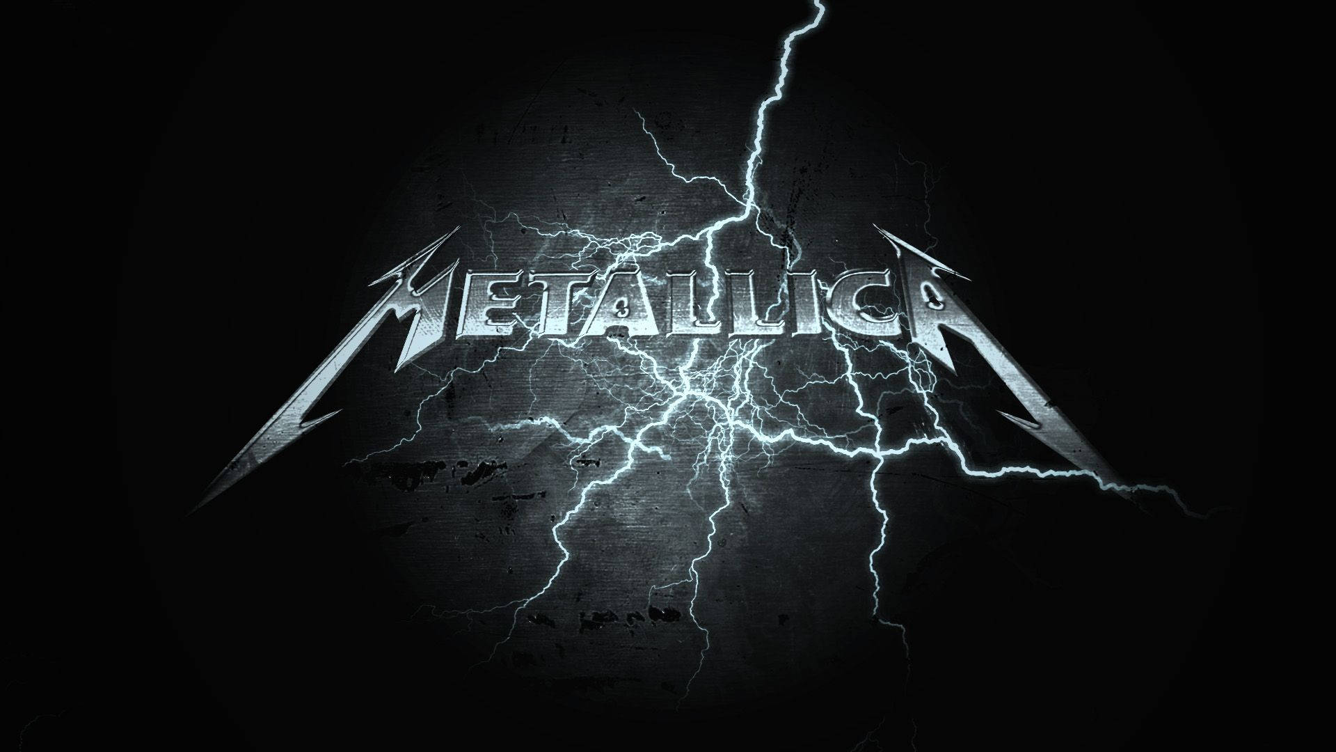 金屬製品樂團 桌布 壁紙 — Metallica 標誌在深色紋理背景上閃爍著電光。