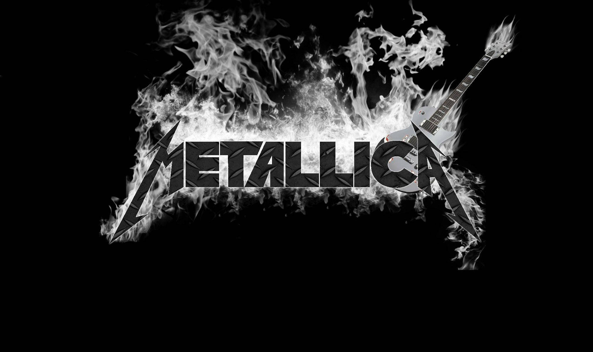金屬製品樂團 桌布 壁紙 — Metallica 標誌從咆哮的火焰中浮現，一把燃燒的電吉他劃破火焰，背景為黑色。