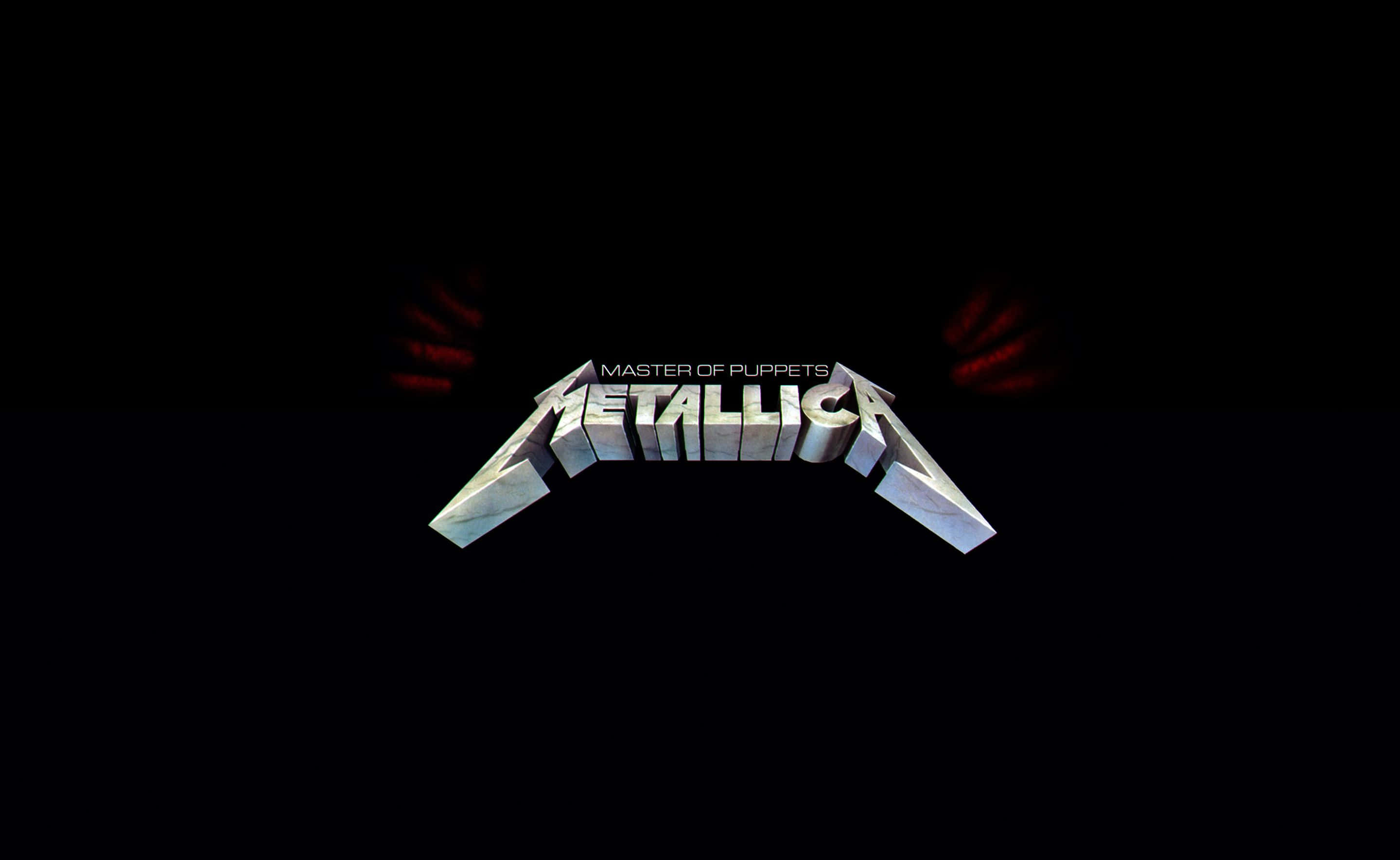 album 桌布 壁紙 — Metallica 的《Master of Puppets》專輯標誌在黑色背景上閃耀金屬銀色，兩側有紅色手印。