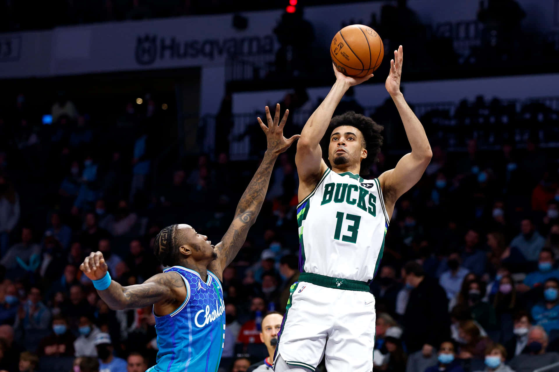 密爾瓦基公鹿球員投籃，夏洛特黃蜂防守球員防守。 — NBA 壁紙