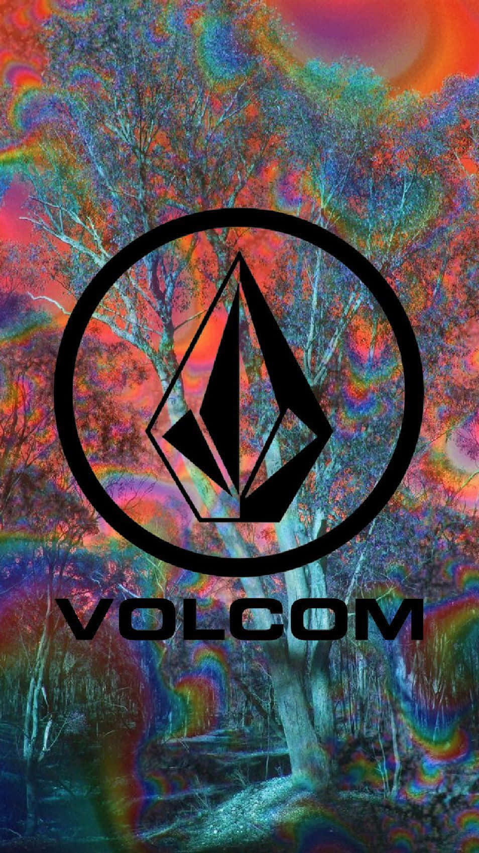  壁紙 — 一個迷幻森林場景，帶有鮮豔的彩虹色調，並在扭曲的樹木上方中央放置了一個突出的黑色 Volcom 標誌。