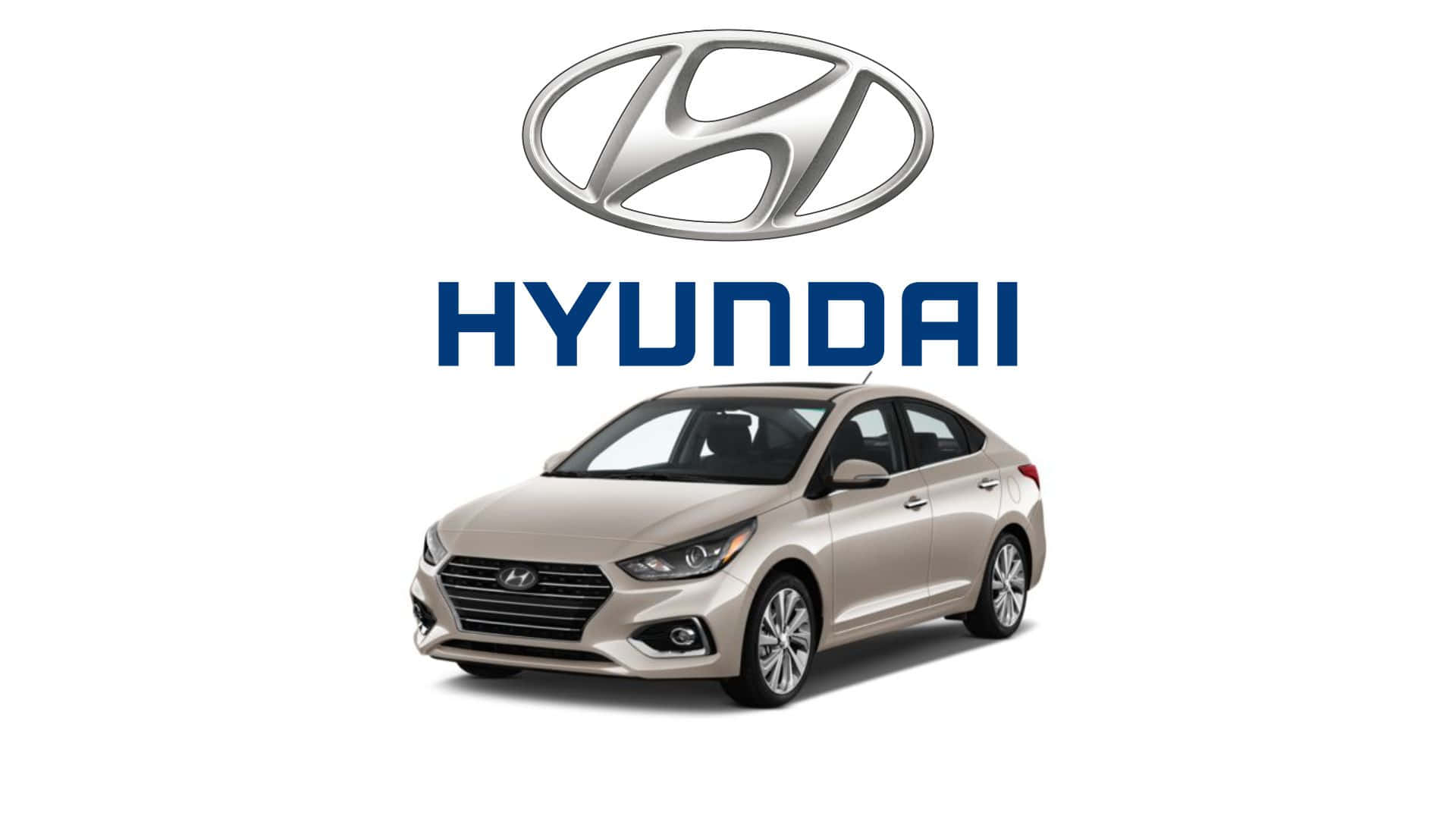 Hyundai Accent 桌布 壁紙 — 一輛米色現代轎車位於品牌銀色標誌和藍色文字下方，背景為潔淨的白色。
