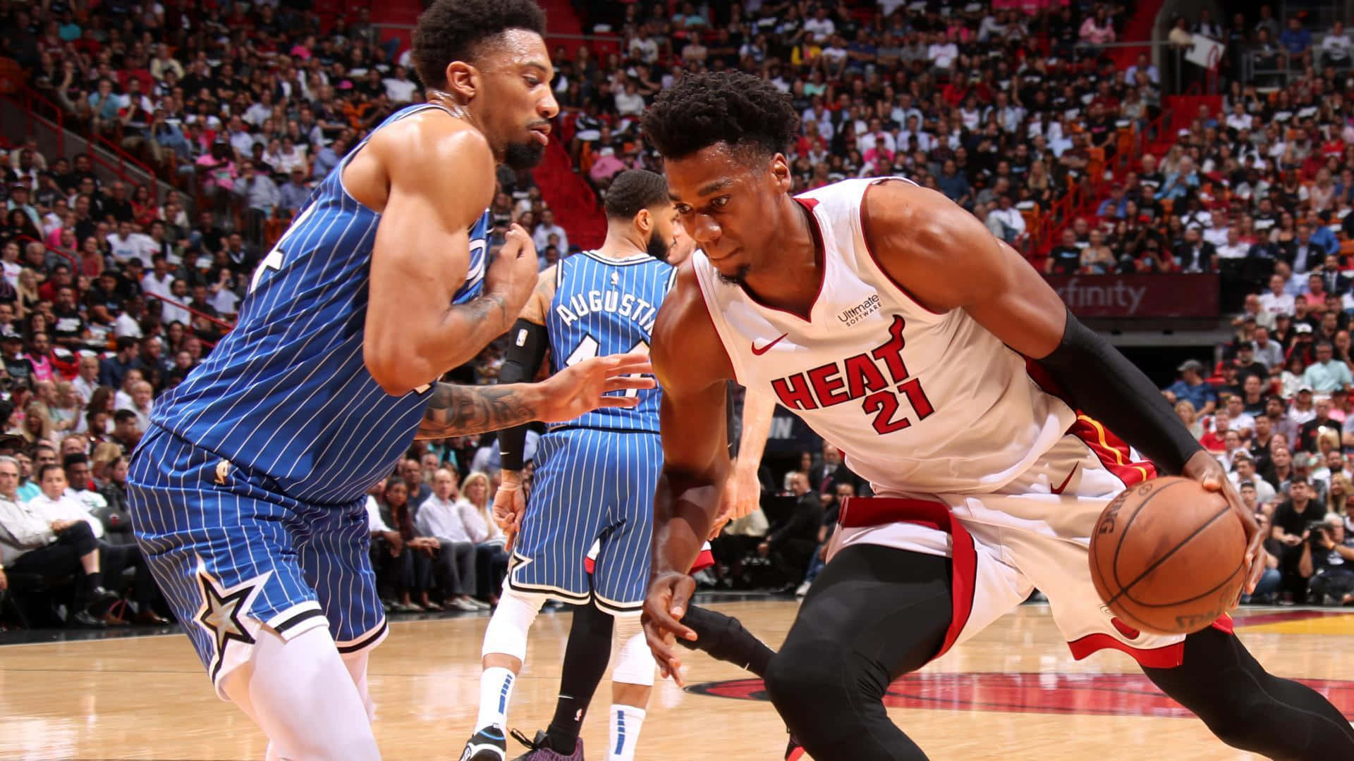 邁阿密熱火球員在籃球比賽中運球越過奧蘭多魔術防守球員。 — NBA 壁紙