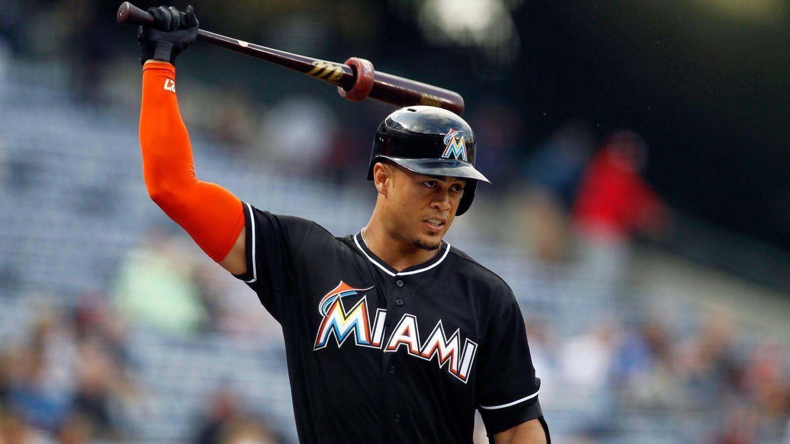 身穿邁阿密馬林魚球衣的棒球選手在球場上手持球棒 — MLB 壁紙