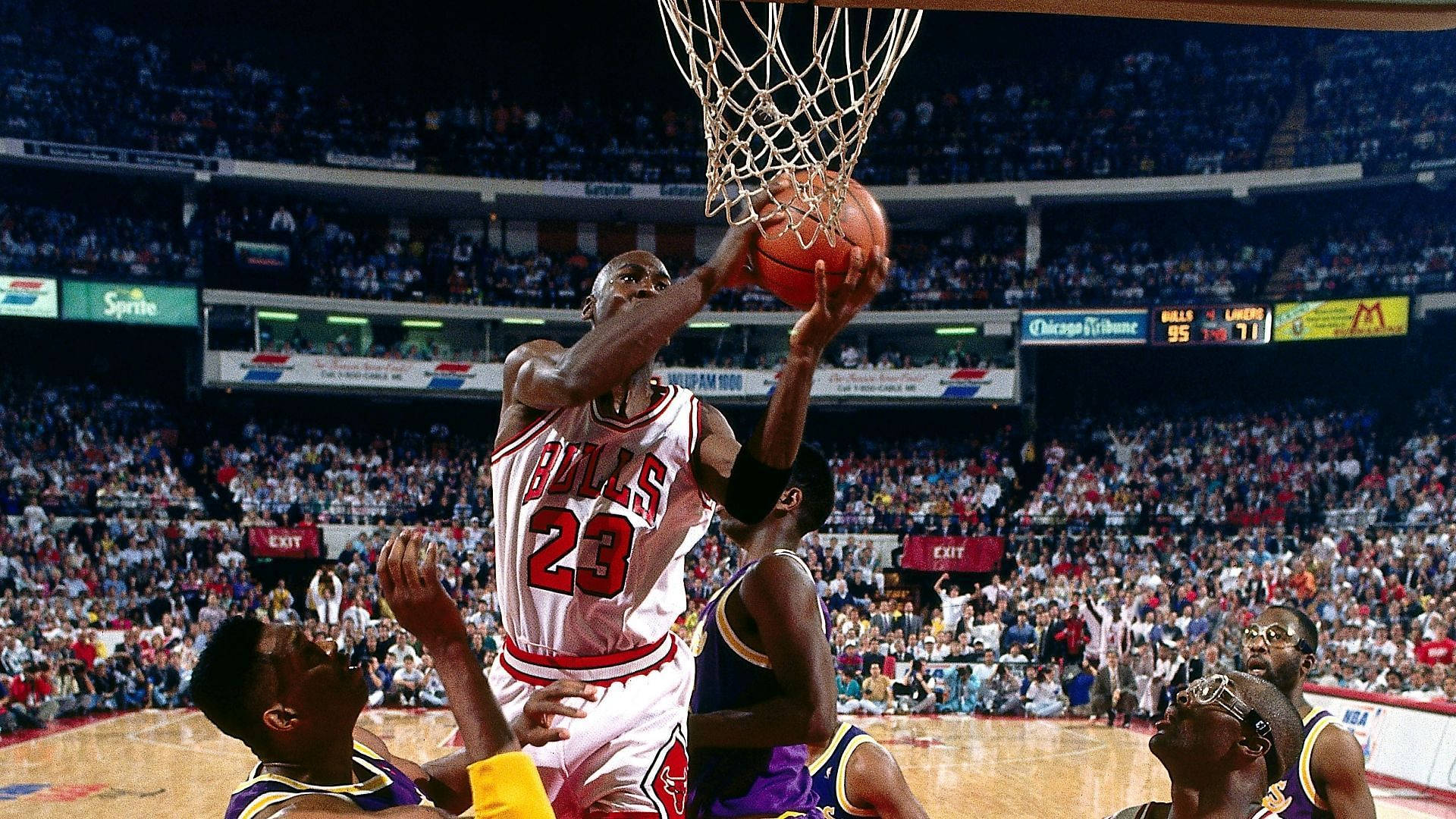 麥可喬丹在比賽中灌籃，觀眾觀看。 — 籃球 Jordan 壁紙