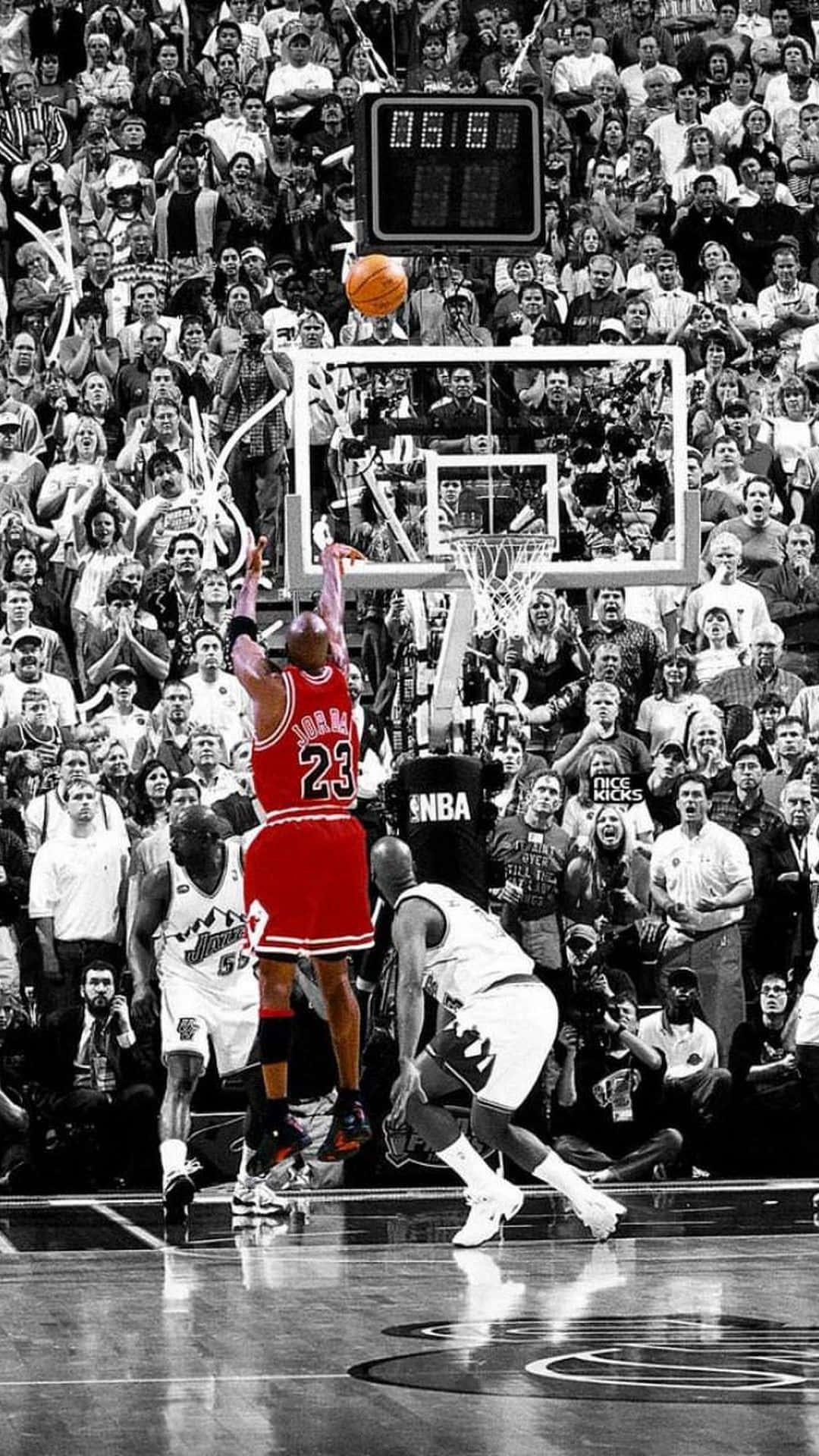 麥可喬丹在NBA比賽中灌籃，觀眾歡呼。 — 最佳籃球 壁紙