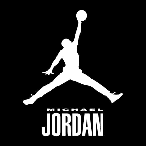 麥可喬丹剪影灌籃籃球，下方有其名字。 — Jordan Logo 壁紙