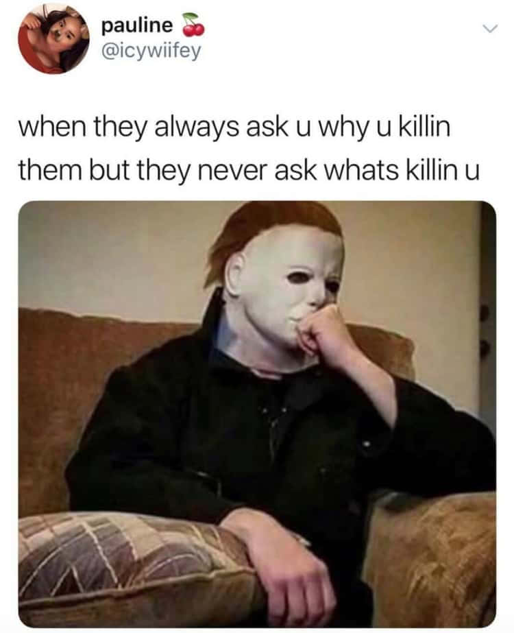 搞笑 桌布 壁紙 — Michael Myers 身穿黑色外套坐在沙發上，手掩著嘴，若有所思。