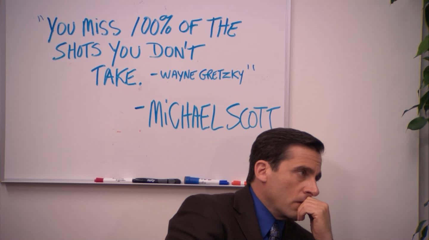Michael Scott 桌布 壁紙 — Michael Scott 在辦公室沉思，身後的白板上展示著關於把握機會的名言。