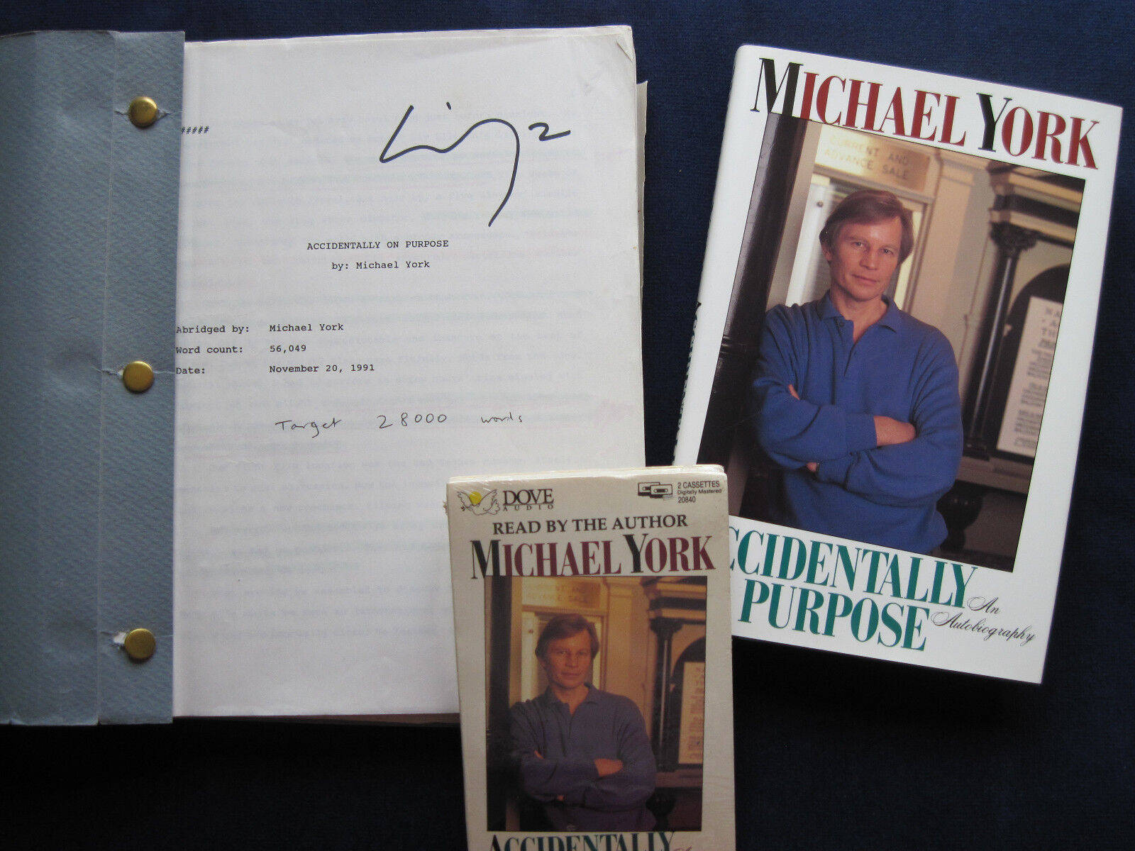 actor 桌布 壁紙 — Michael York 的自傳《Accidentally on Purpose》的簽名手稿和有聲書封面展示在深色表面上。