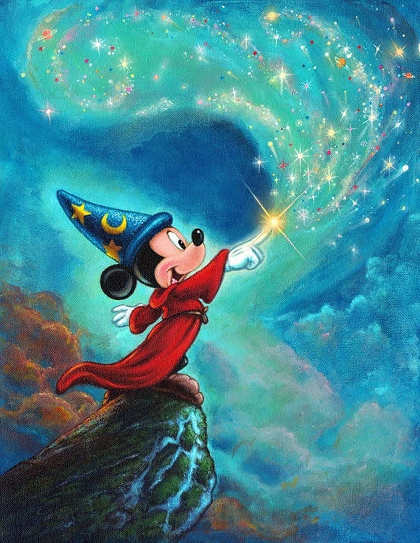  壁紙 — 米奇老鼠戴著巫師帽和紅色長袍，在懸崖上施展閃爍的魔法咒語，背景是旋轉的青綠色天空。