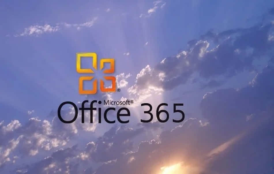 Office 365 桌布 壁紙 — Microsoft Office 365 標誌在戲劇性的日落天空下發光，燦爛的陽光穿透蓬鬆的雲層。