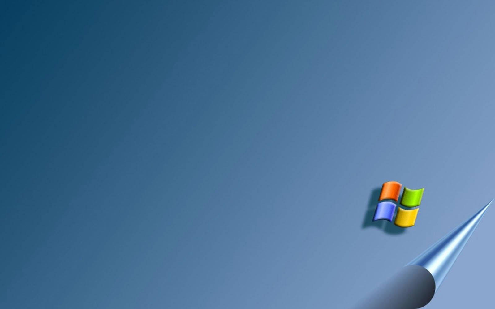 Microsoft Windows 標誌漂浮在金屬圓錐附近，藍色漸變背景 — Microsoft 壁紙