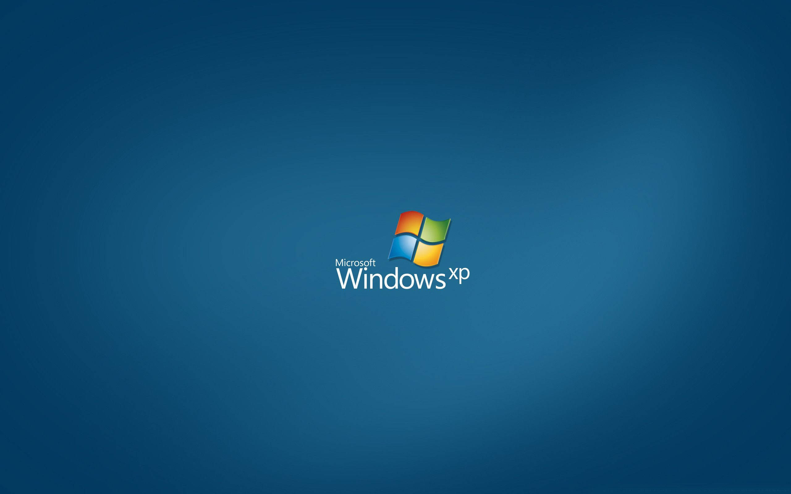 Xp 桌布 壁紙 — Microsoft Windows XP 標誌居中於帶有柔和照明的漸變藍色背景上。