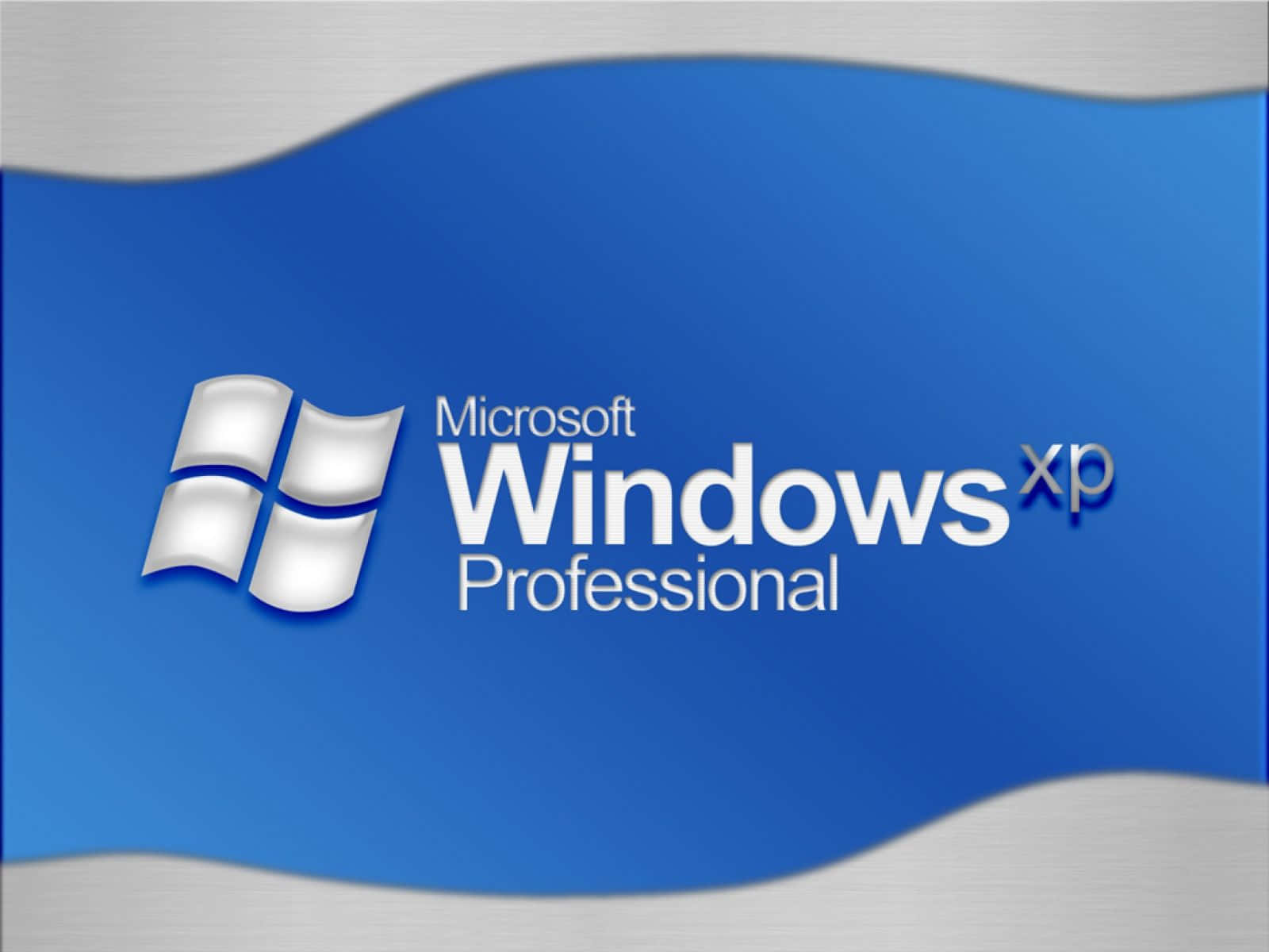 Windows XP 桌布 壁紙 — Microsoft Windows XP Professional 標誌居中於帶有拉絲金屬裝飾的藍色波浪背景上。