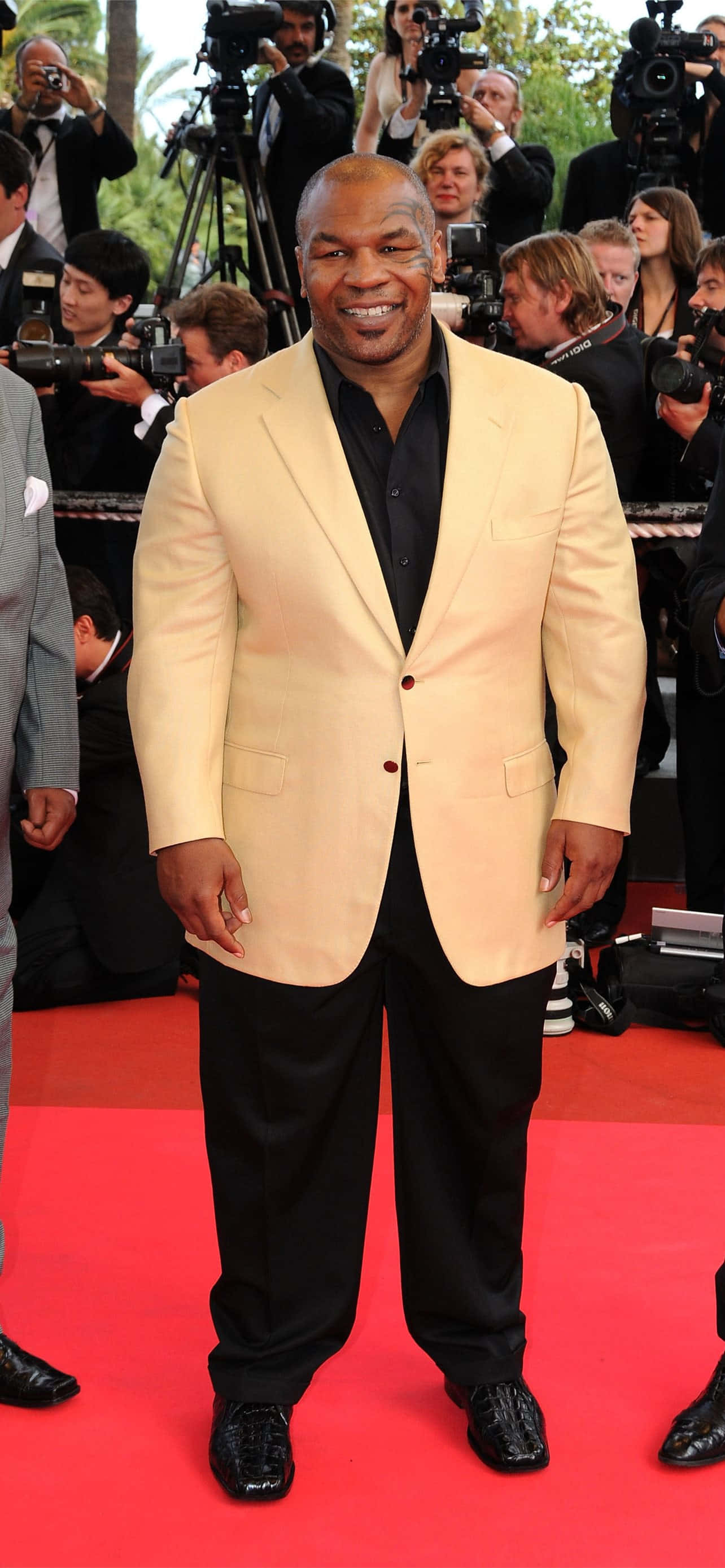 麥克·泰森 桌布 壁紙 — Mike Tyson 在紅地毯上自信微笑，被攝影師和媒體包圍。