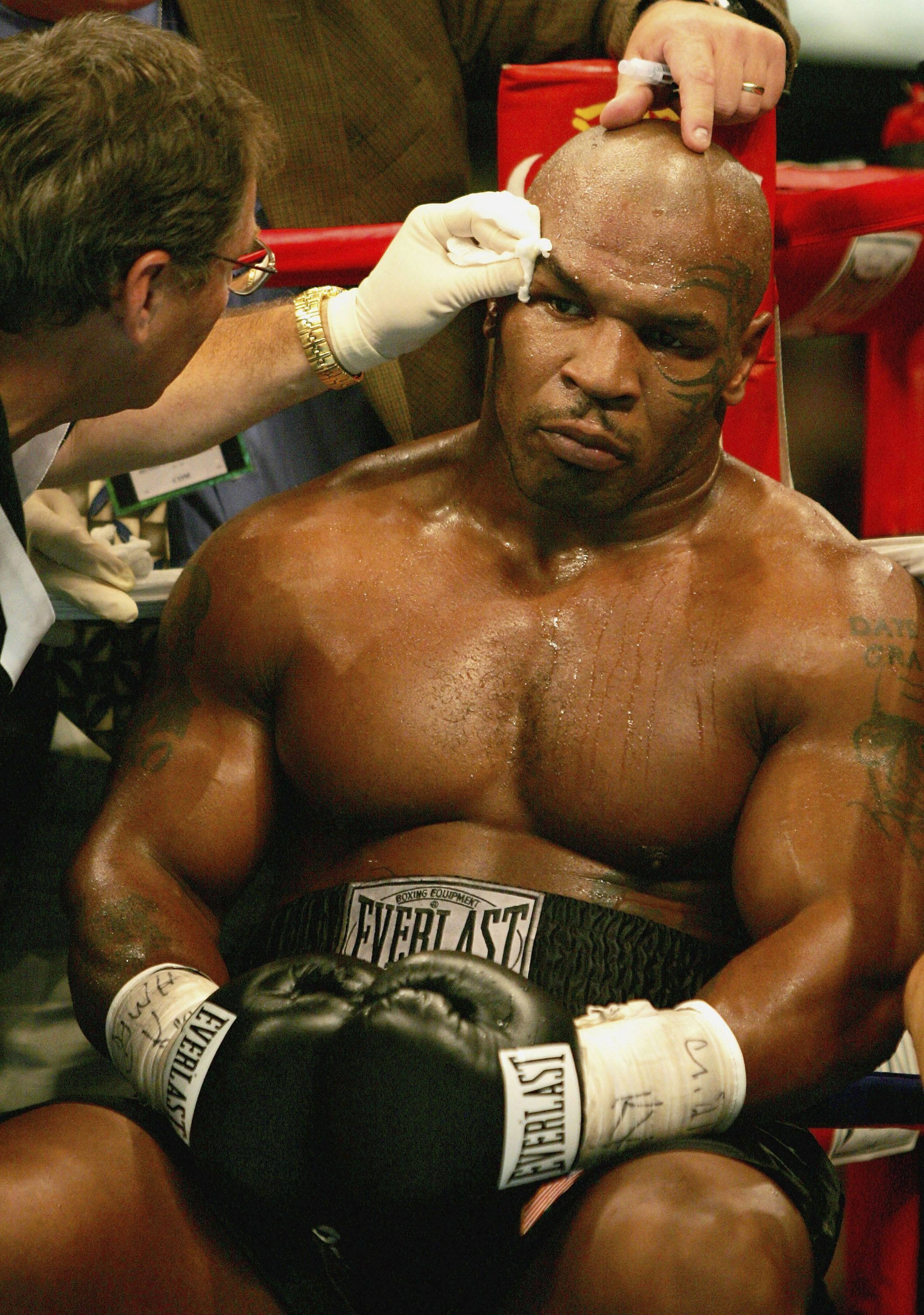 麥克·泰森 桌布 壁紙 — Mike Tyson 坐在擂台上，教練在拳擊比賽期間擦拭他額頭上的汗水。